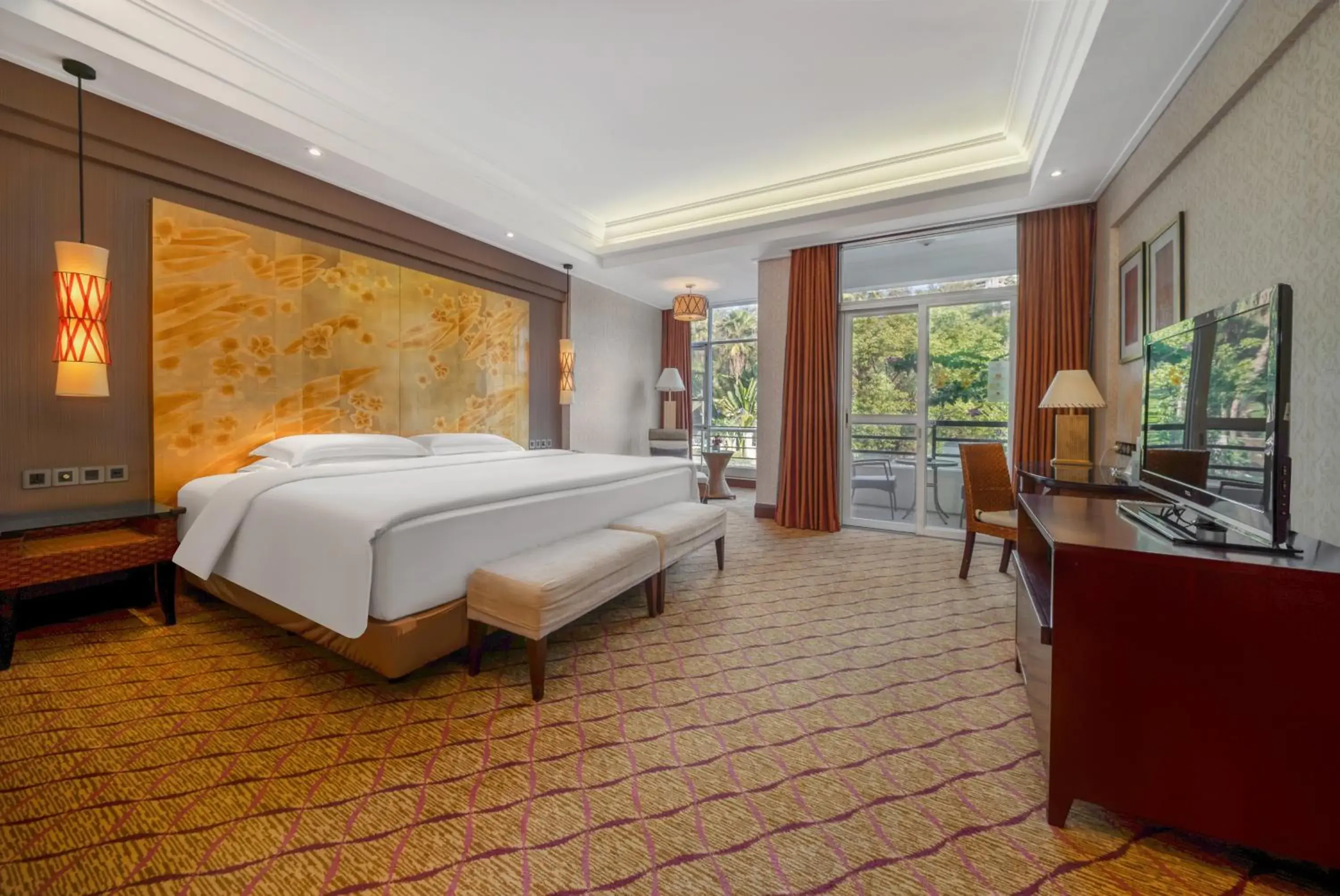 Poolside Superior King Room in Good View Hotel Tangxia - 15 mins drive from Dongguan South Railway Station Poolside Superior King Room in Good View Hotel Tangxia - 15 mins drive from Dongguan South Railway Station