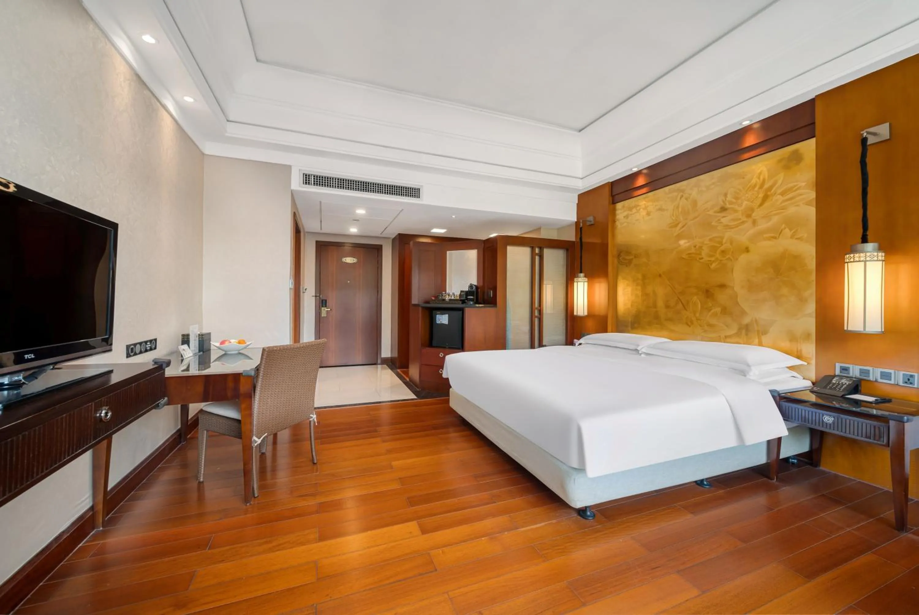 Photo of the whole room, Bed in Good View Hotel Tangxia - 15 mins drive from Dongguan South Railway Station