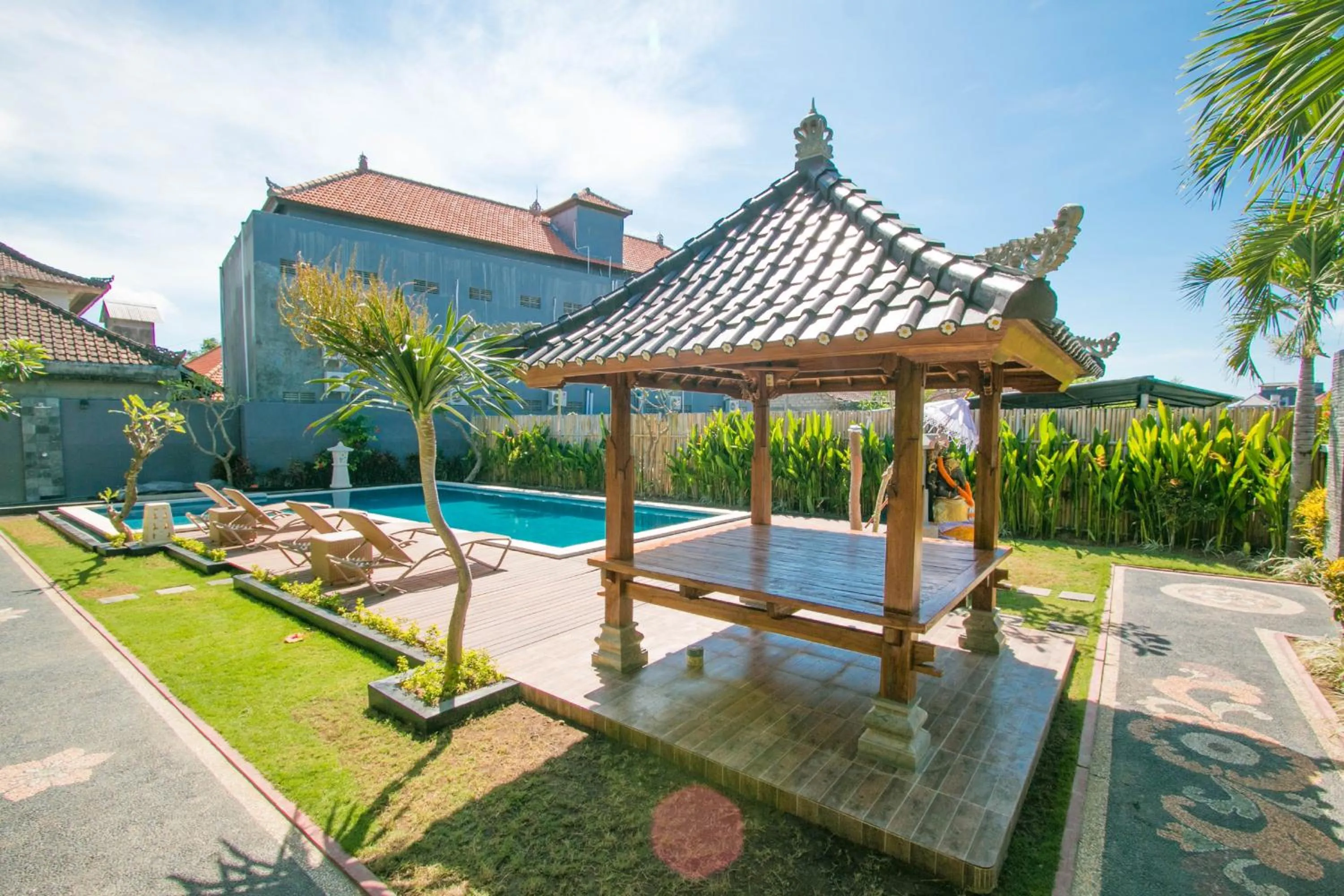 Swimming pool in Srikandi Inn