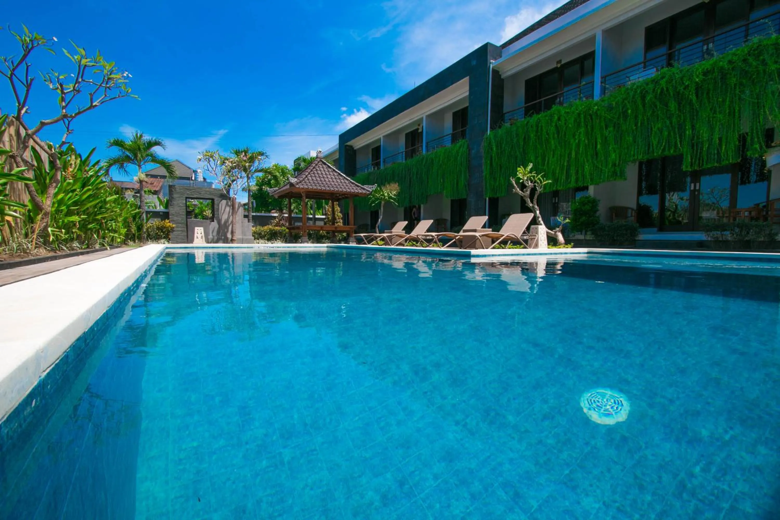 Swimming pool in Srikandi Inn