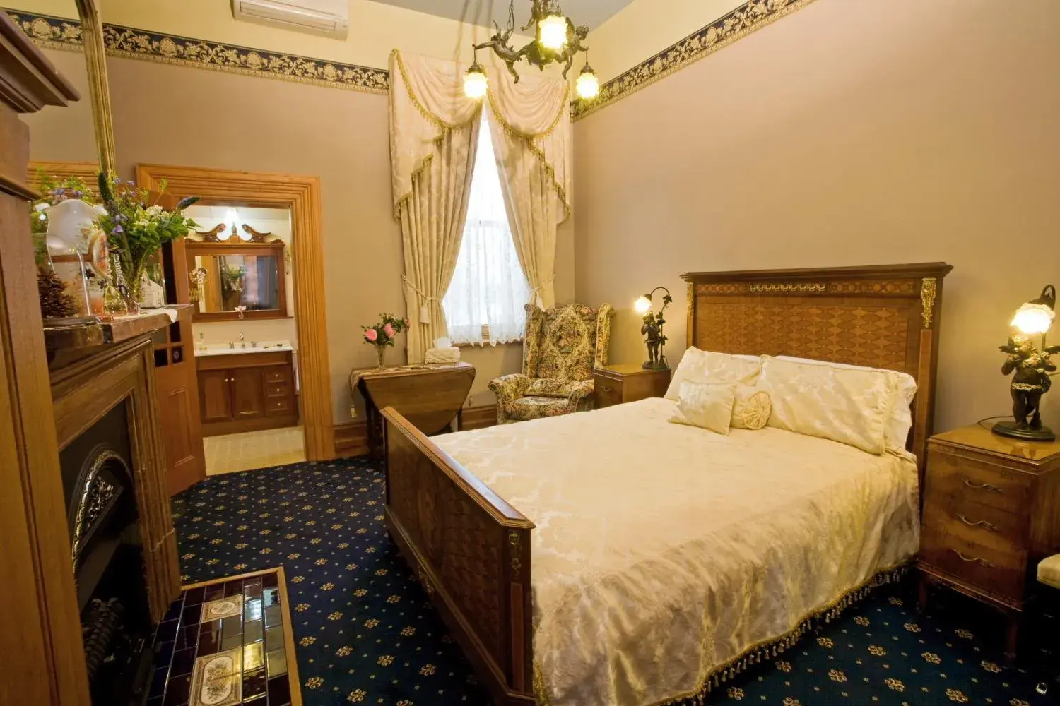 Upstairs Victorian King Room - Bronze in Freeman On Ford Upstairs Victorian King Room - Bronze in Freeman On Ford