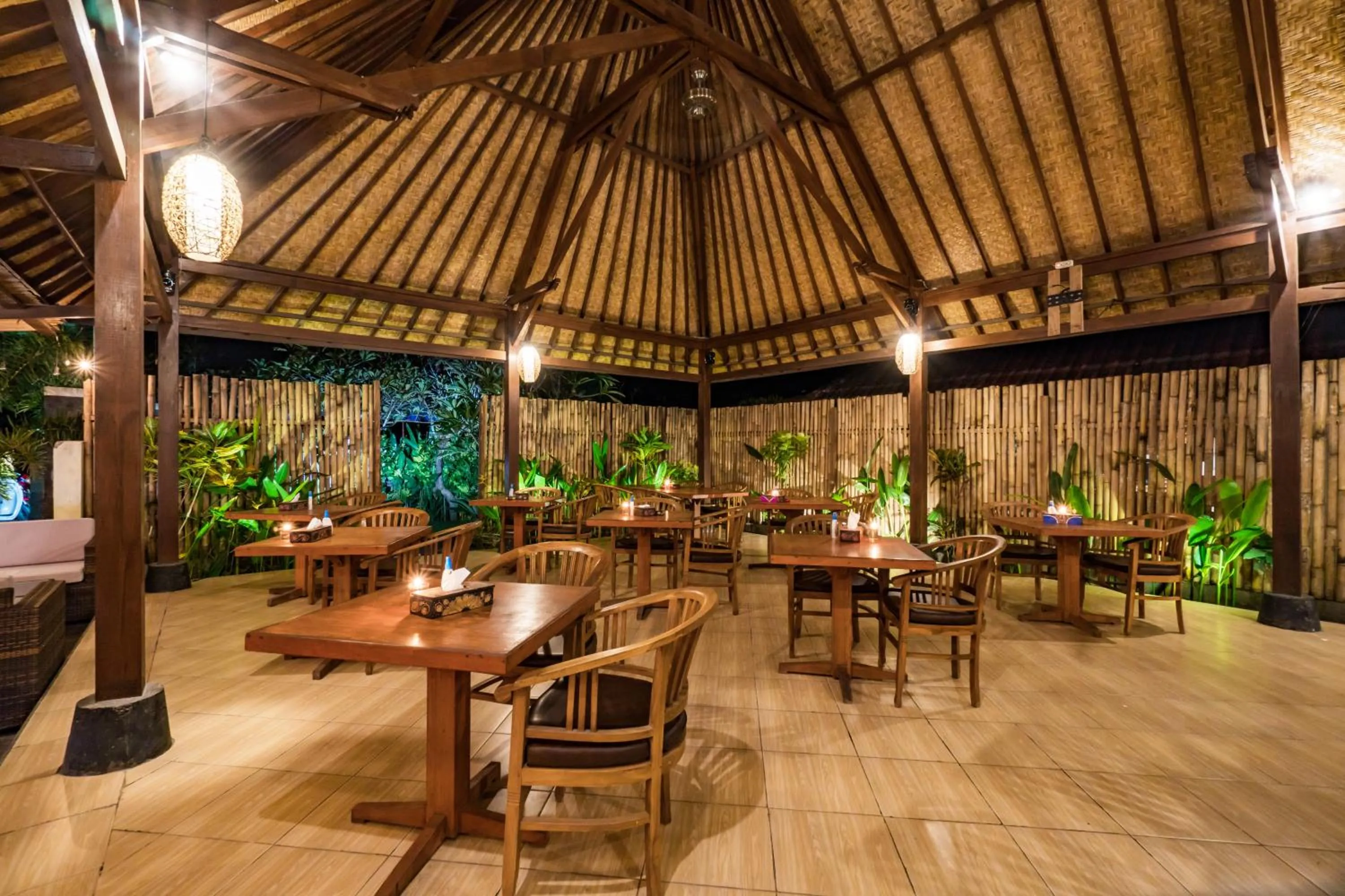 Restaurant/places to eat in The Cozy Villas Lembongan