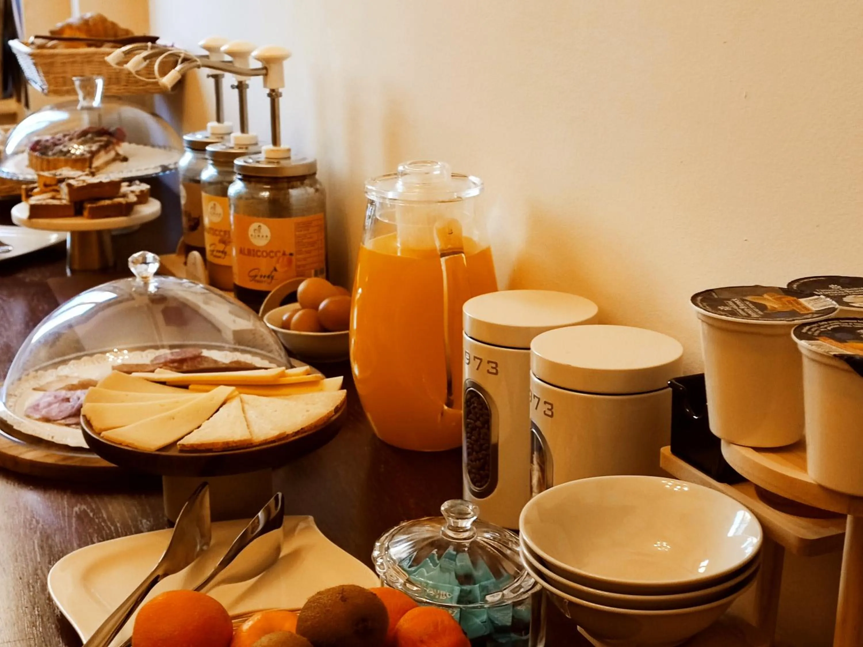 Buffet breakfast in Bed and Chic art rooms