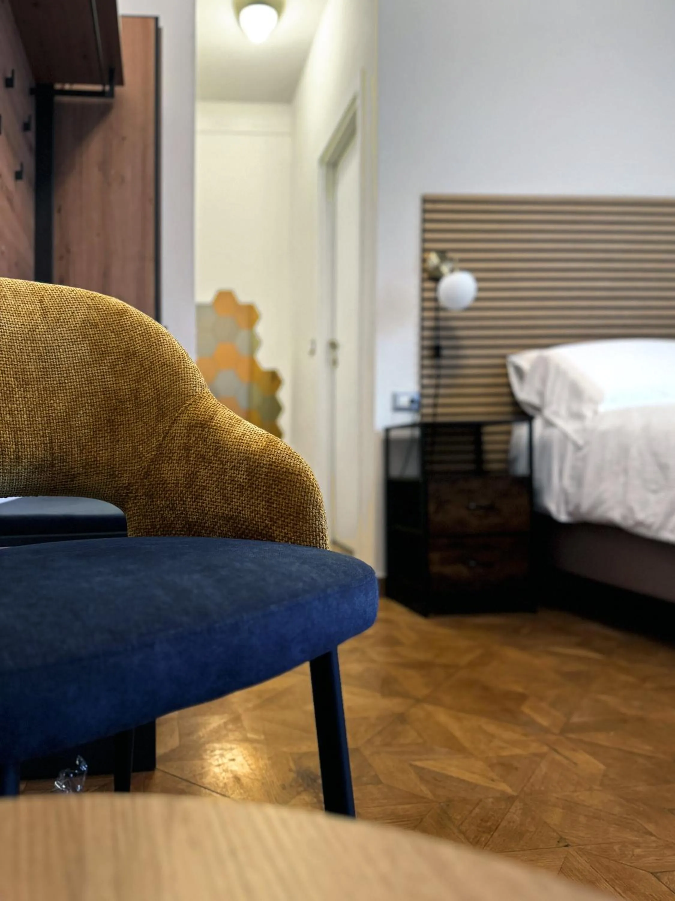 Photo of the whole room, Bed in Bed and Chic art rooms