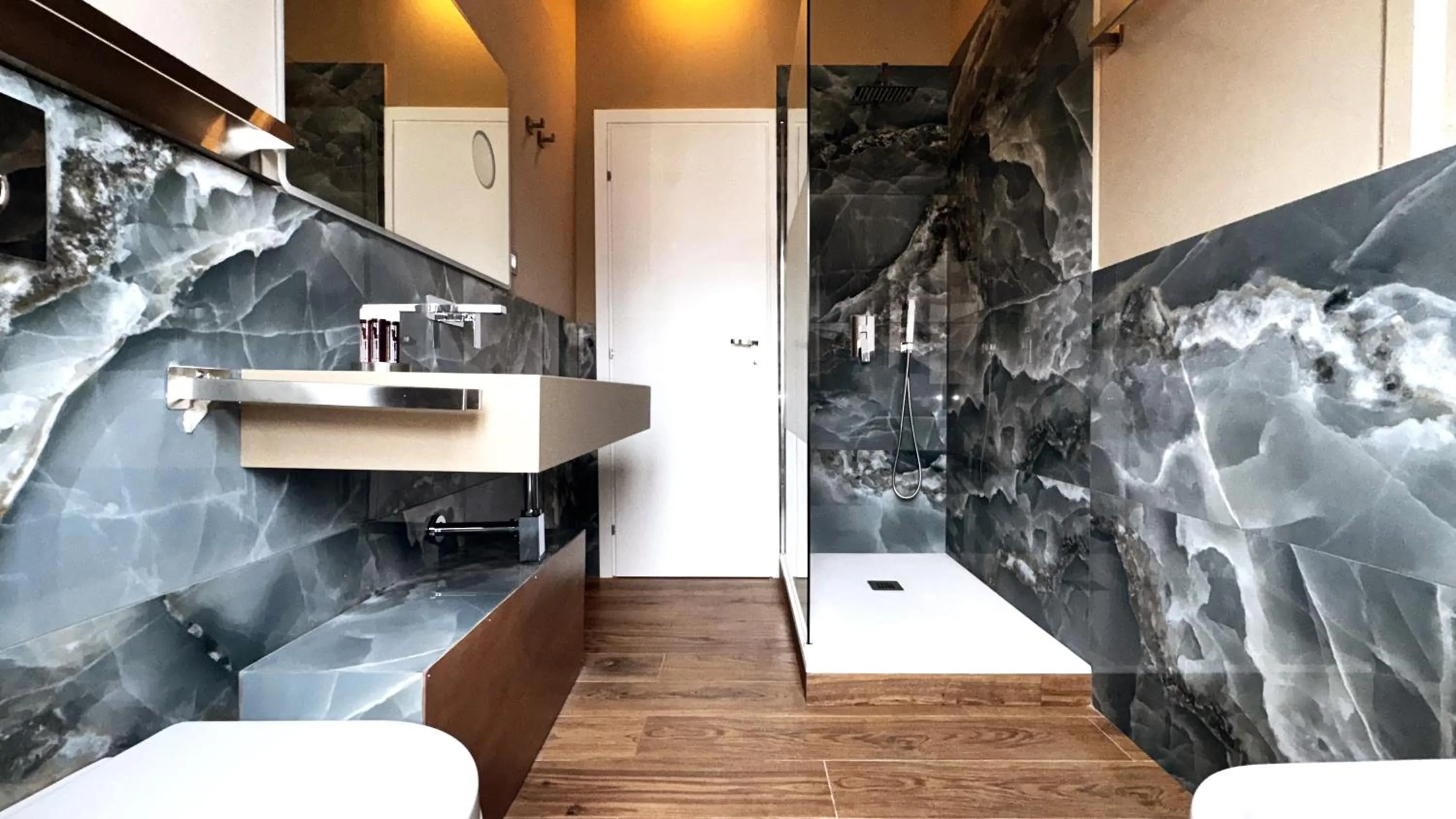 Shower in Bed and Chic art rooms