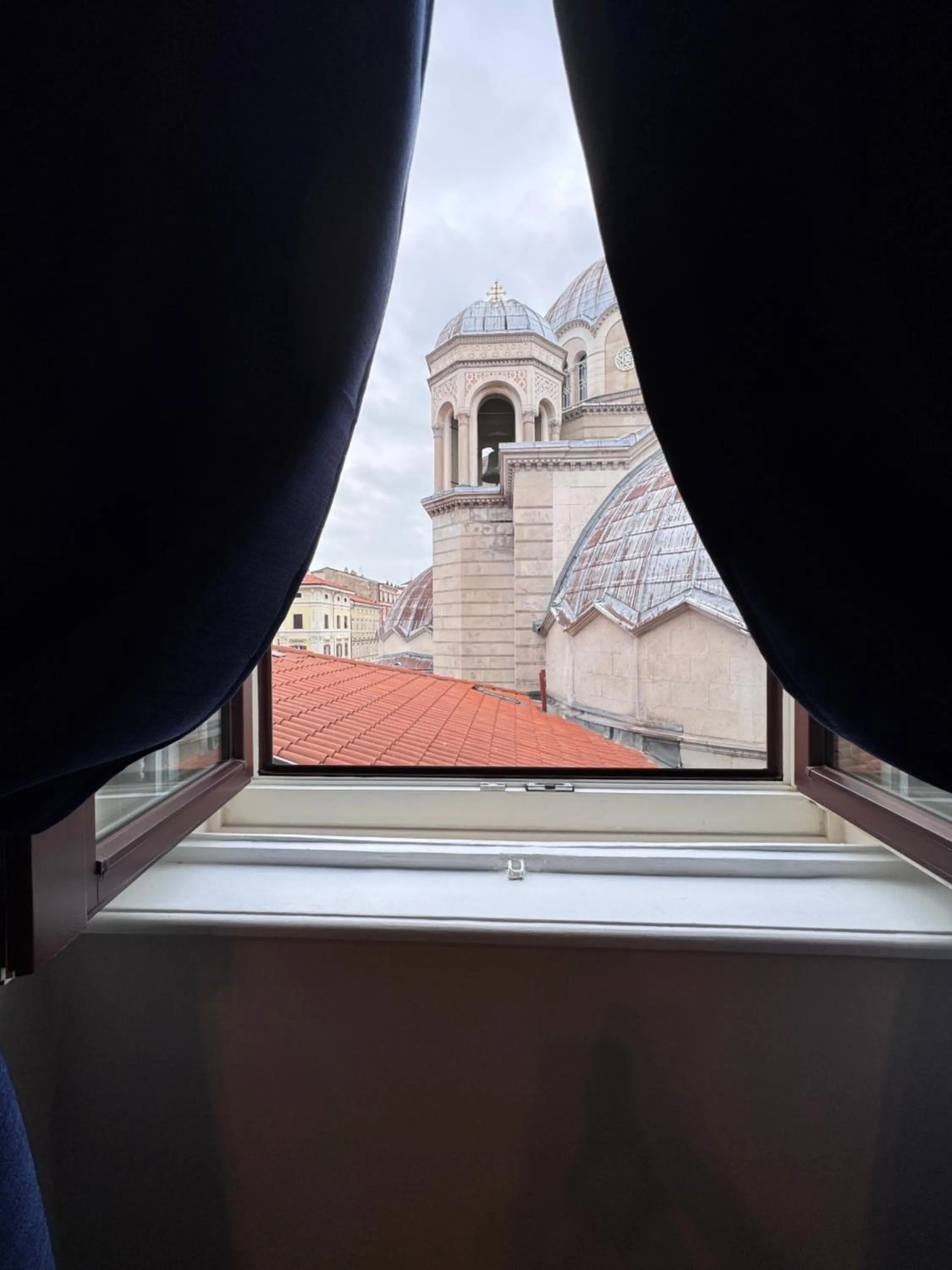 Landmark view in Bed and Chic art rooms