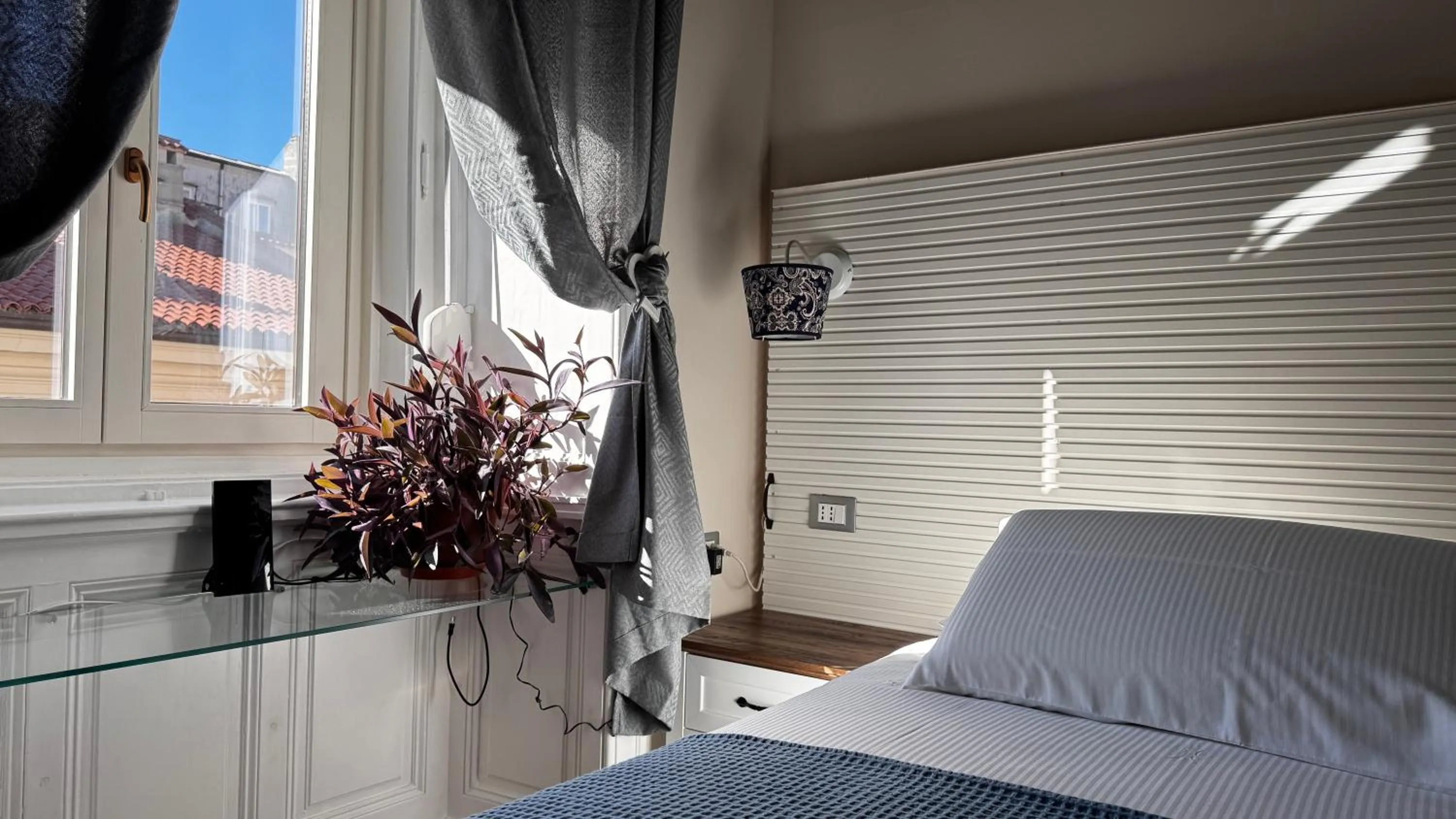 Photo of the whole room, Bed in Bed and Chic art rooms