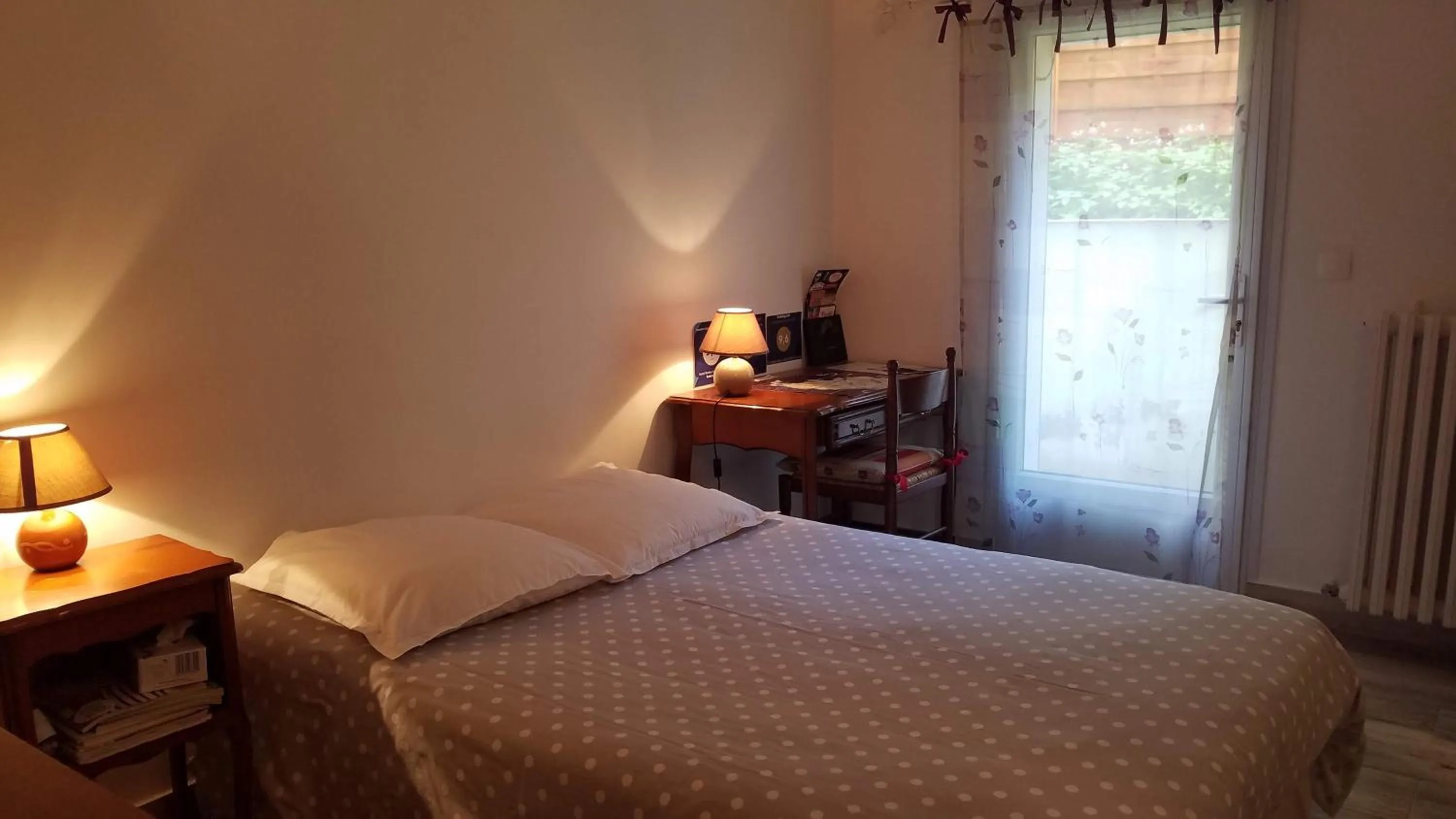 Bedroom in Chambre Avec Jardin Pierre Curie