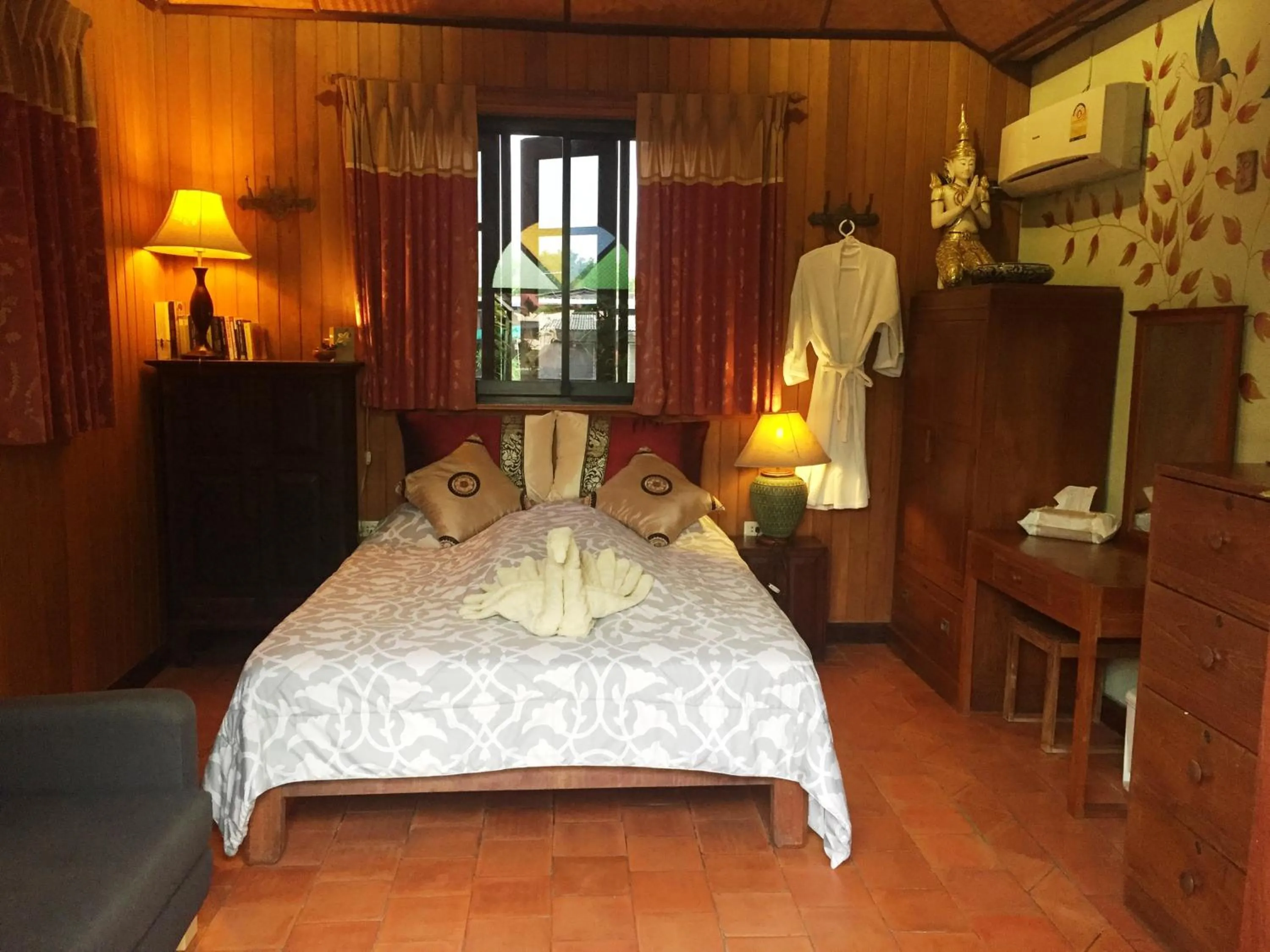 Photo of the whole room, Bed in Shanti Lodge