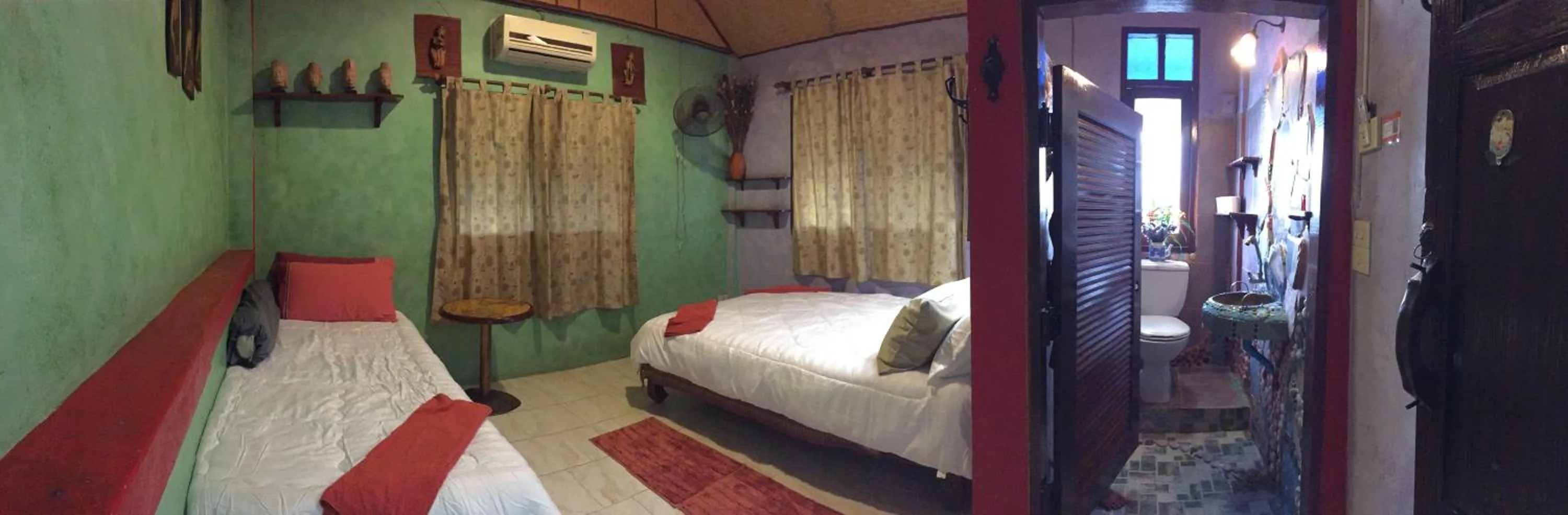 Photo of the whole room, Bed in Shanti Lodge