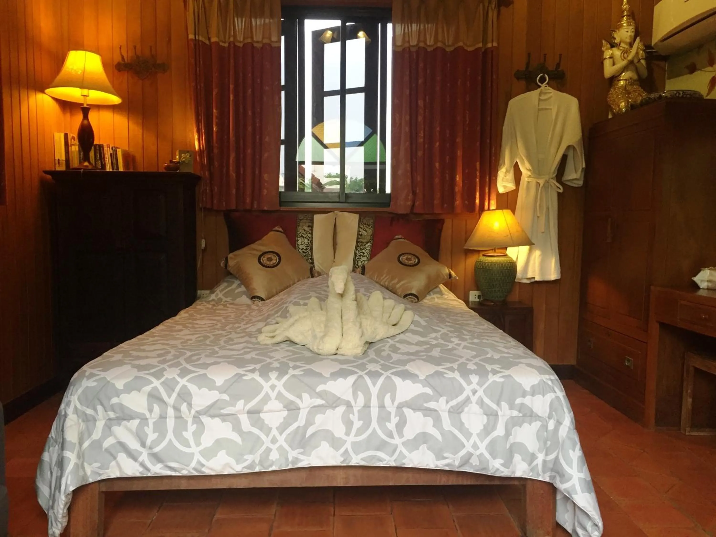 Photo of the whole room, Bed in Shanti Lodge