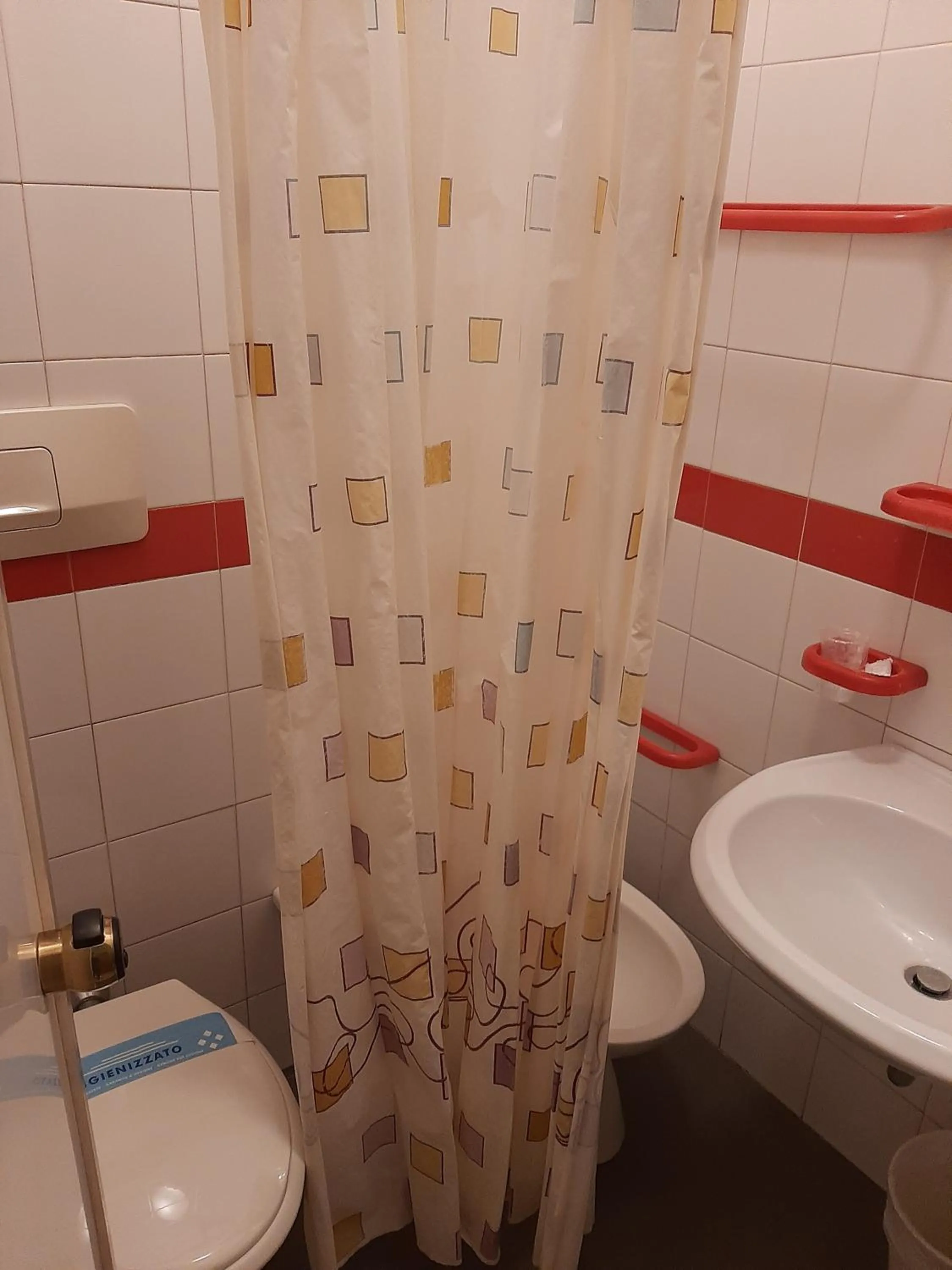 Shower in Hotel Niagara