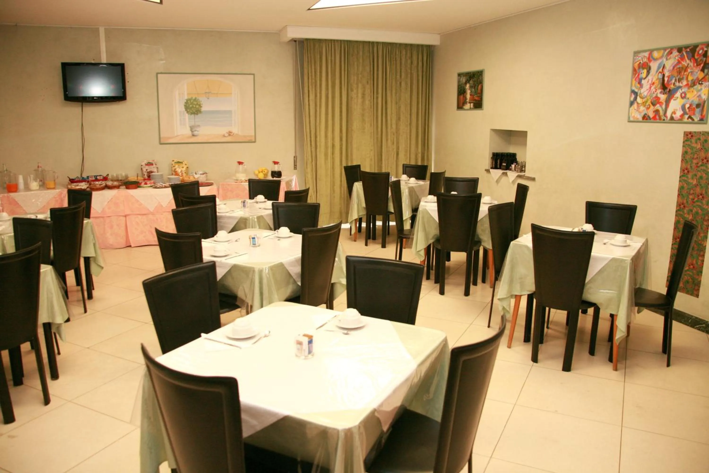 Restaurant/places to eat in Hotel Niagara