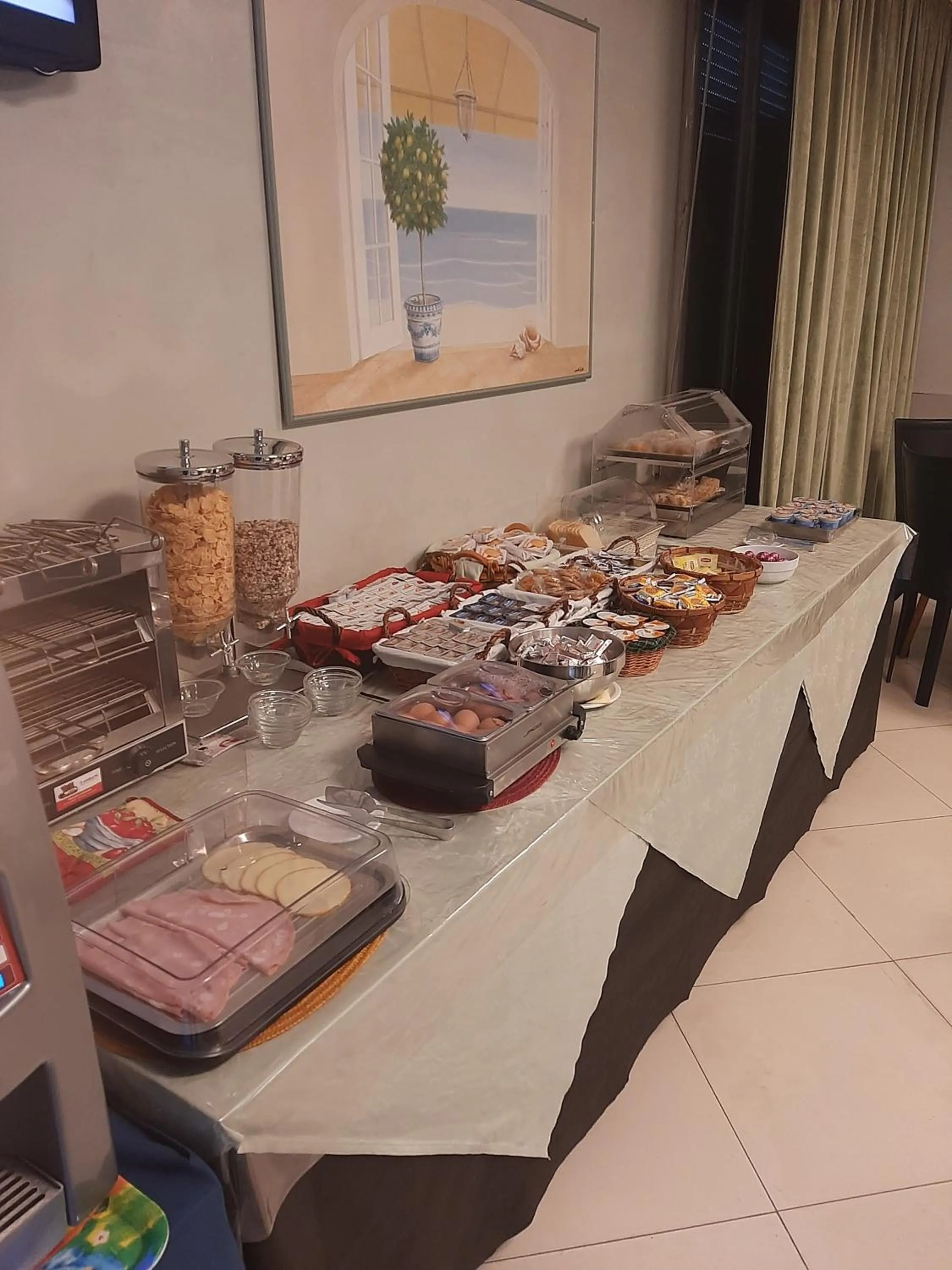 Buffet breakfast in Hotel Niagara