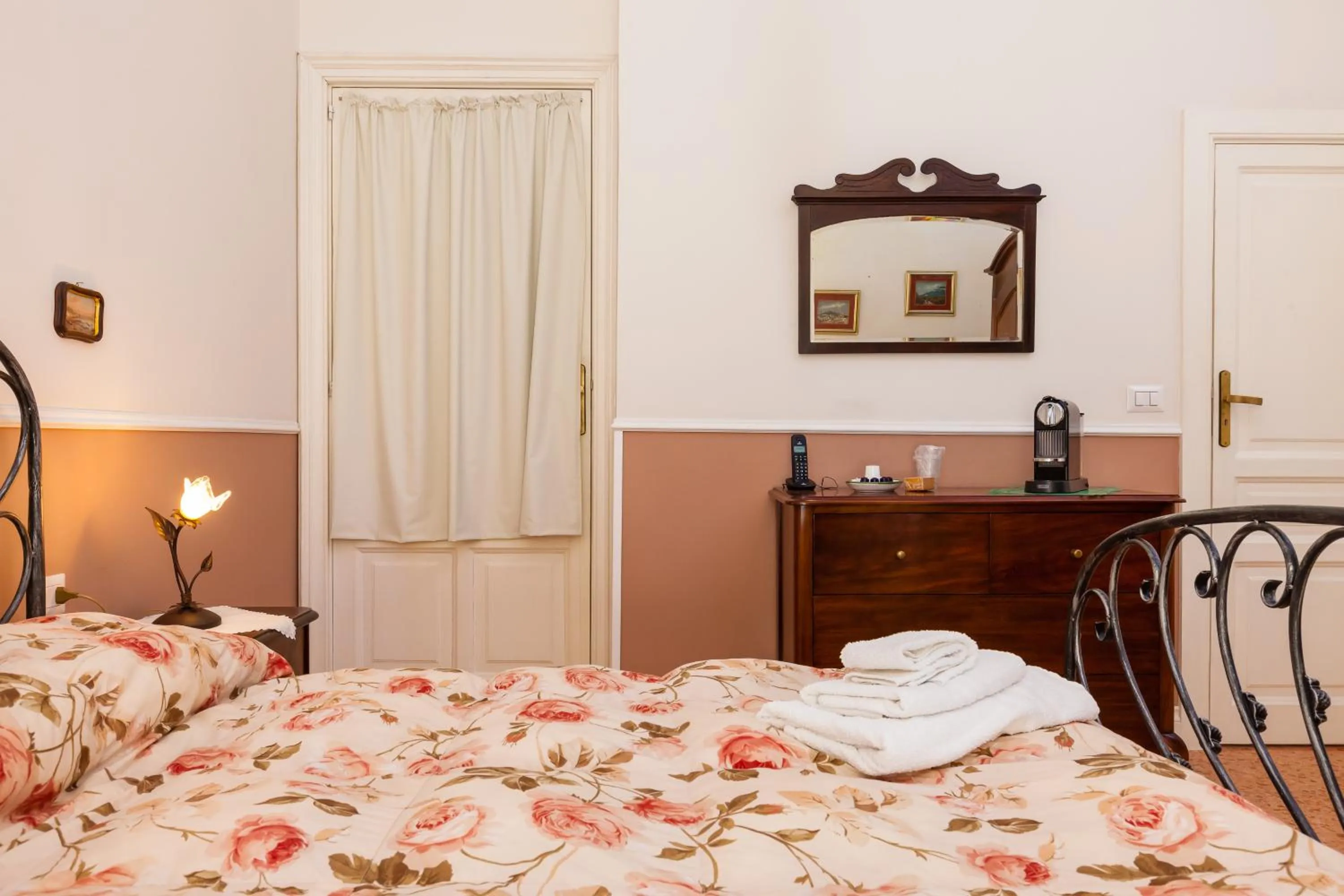 Photo of the whole room in At Home Lettieri