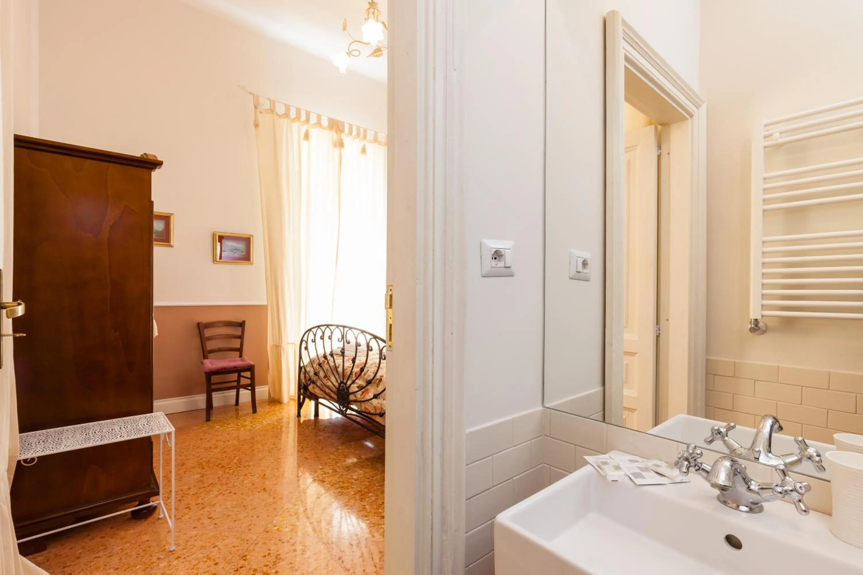 Photo of the whole room in At Home Lettieri