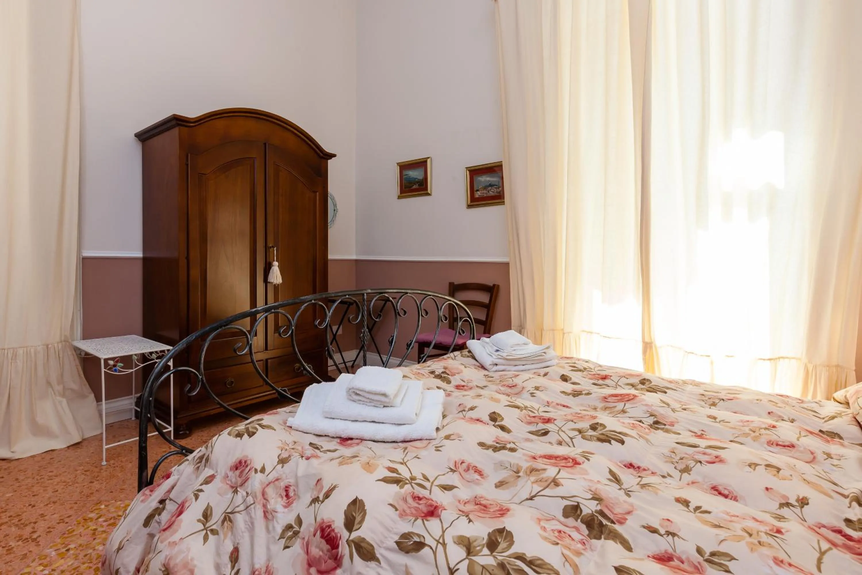 Photo of the whole room in At Home Lettieri