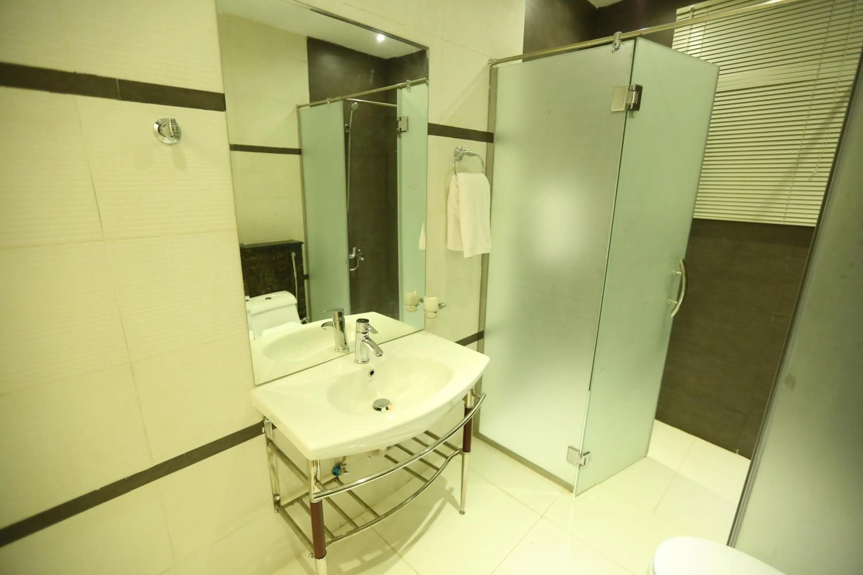 Bathroom in Al Muhaidb Down Town - King Fahd Road