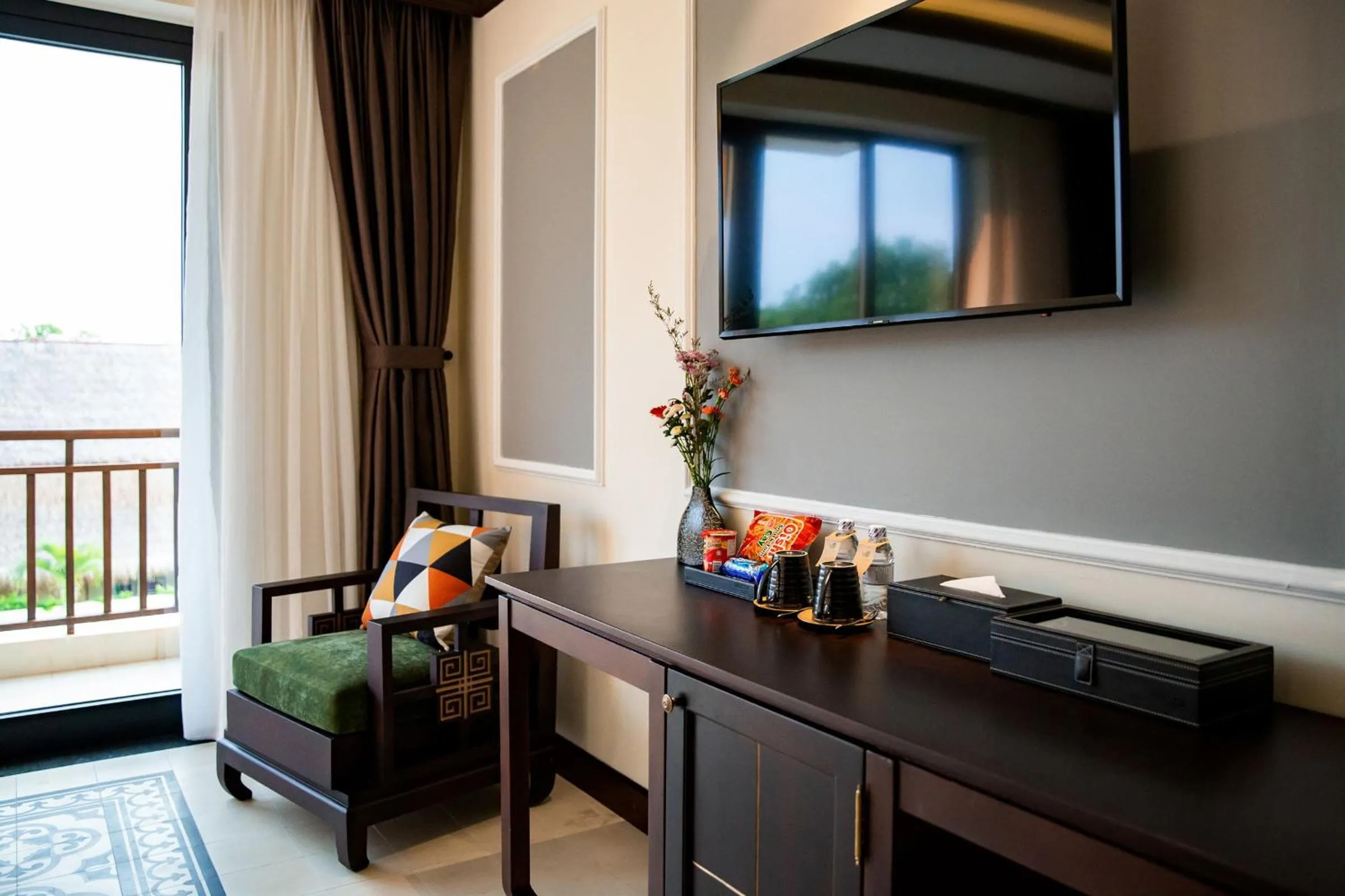 TV and multimedia in Mulberry Collection Silk Village