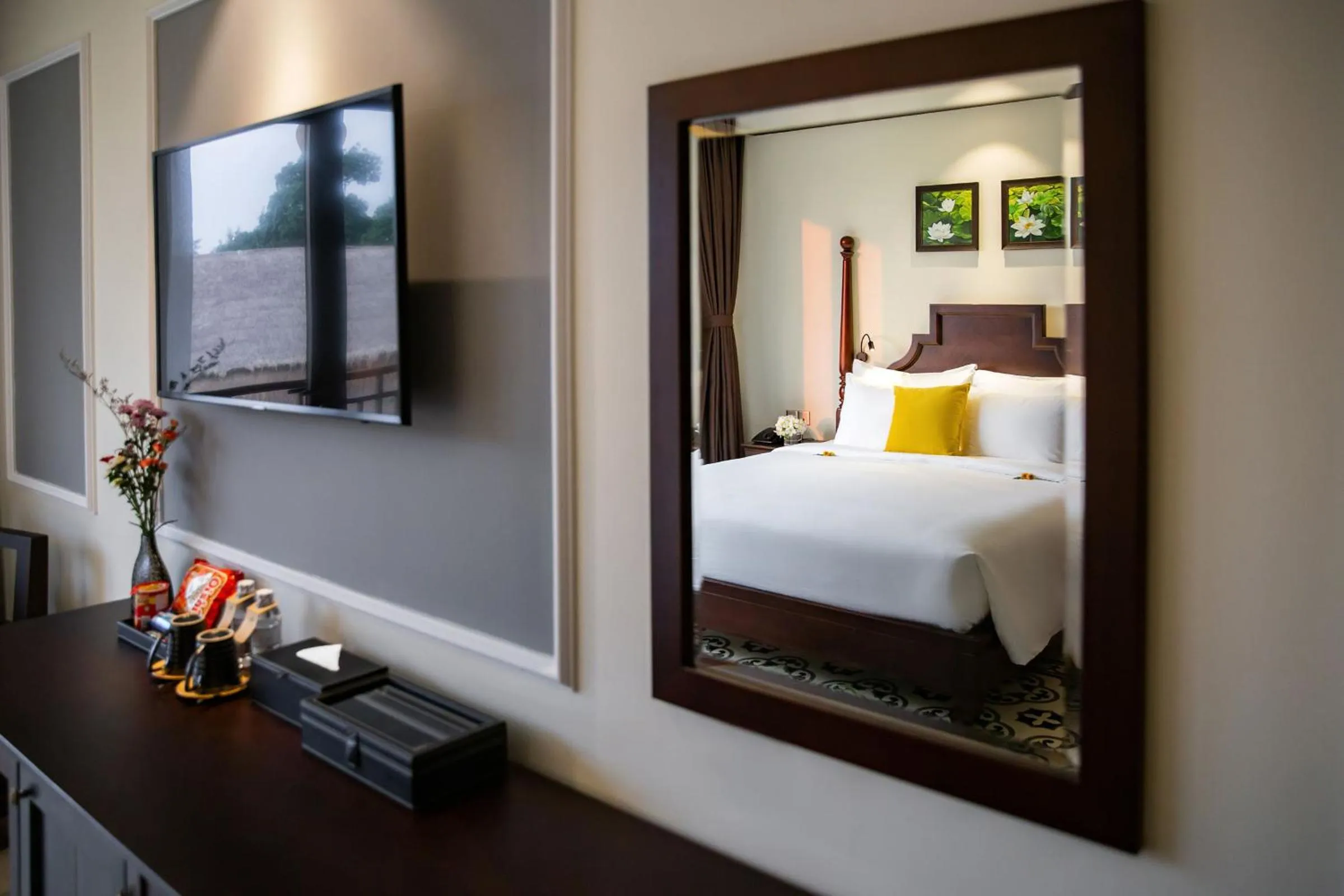 TV and multimedia in Mulberry Collection Silk Village