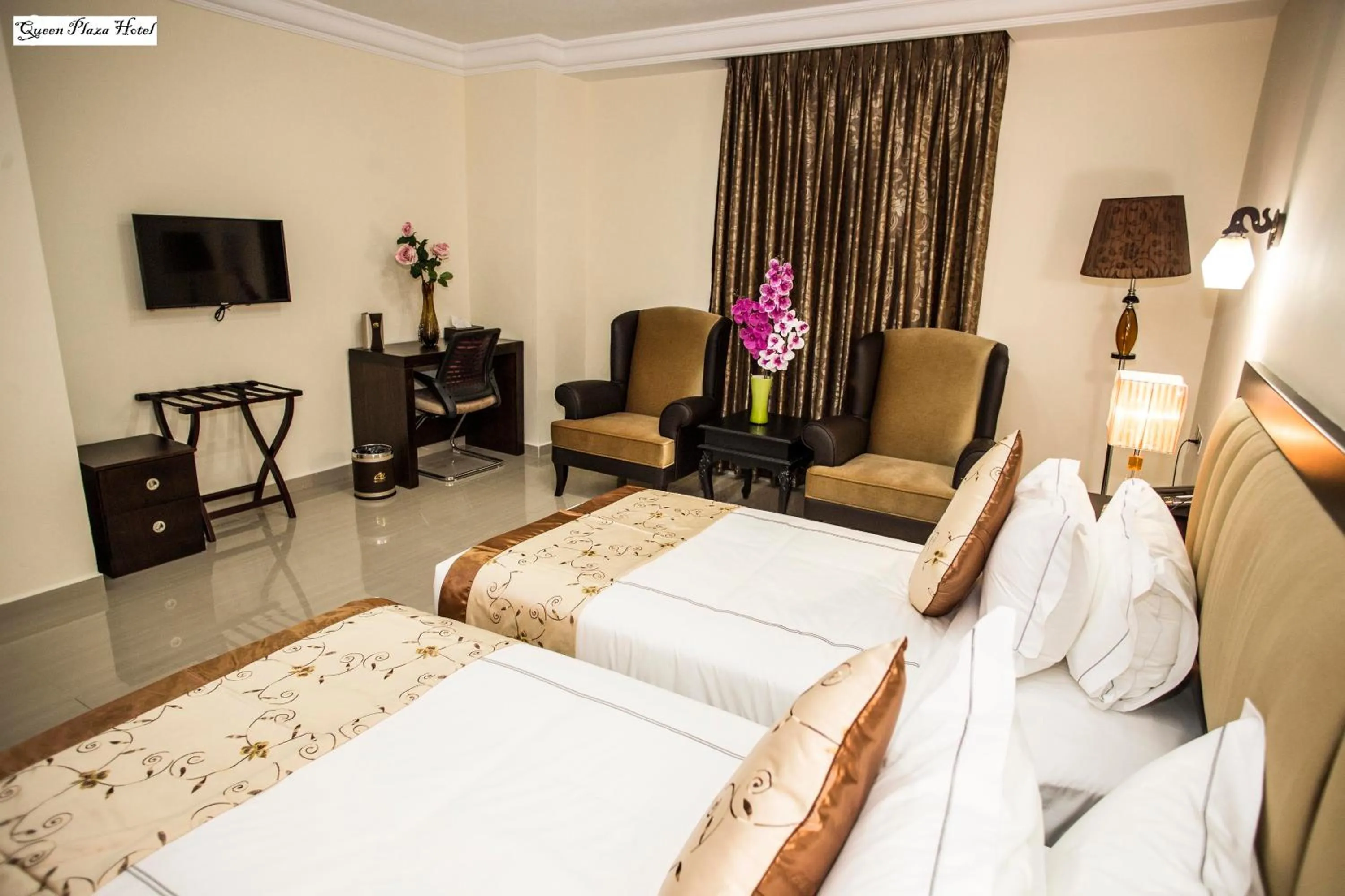 TV and multimedia, Bed in Queen Plaza Hotel