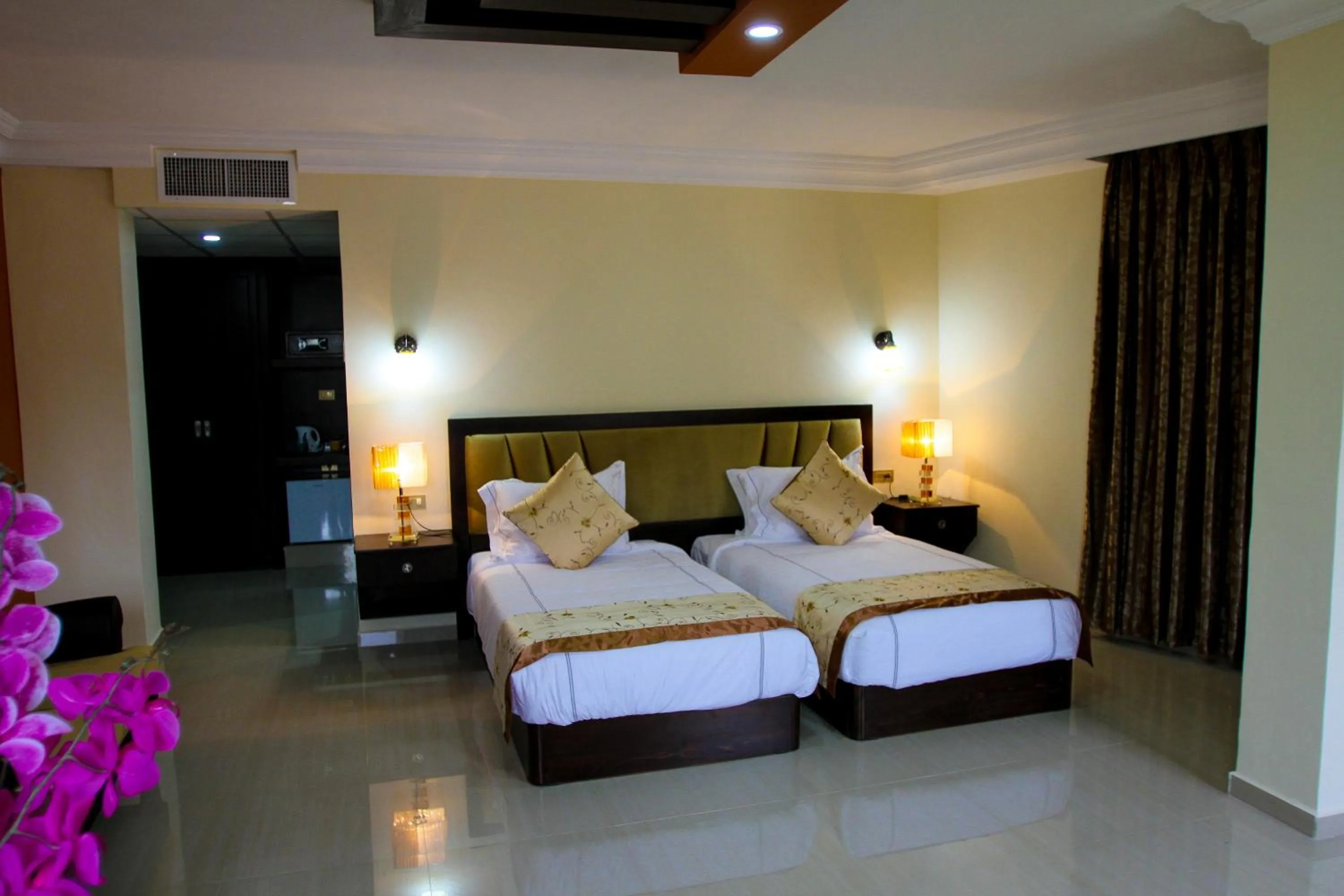 Bedroom, Bed in Queen Plaza Hotel