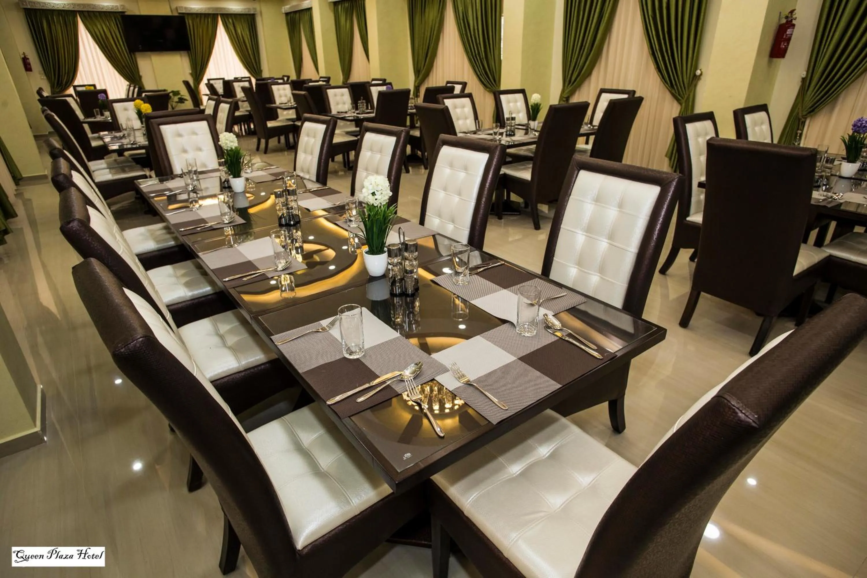 Restaurant/places to eat in Queen Plaza Hotel