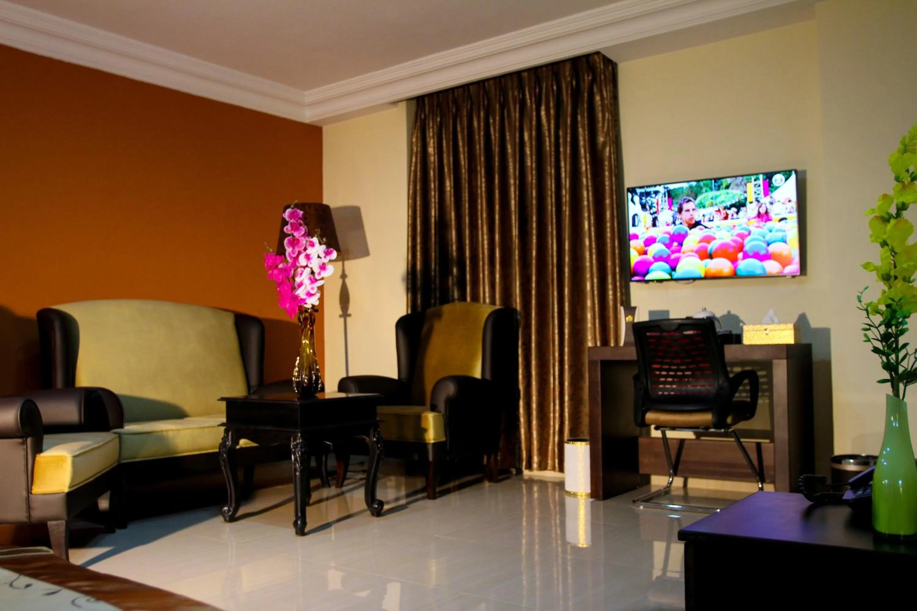 TV and multimedia in Queen Plaza Hotel