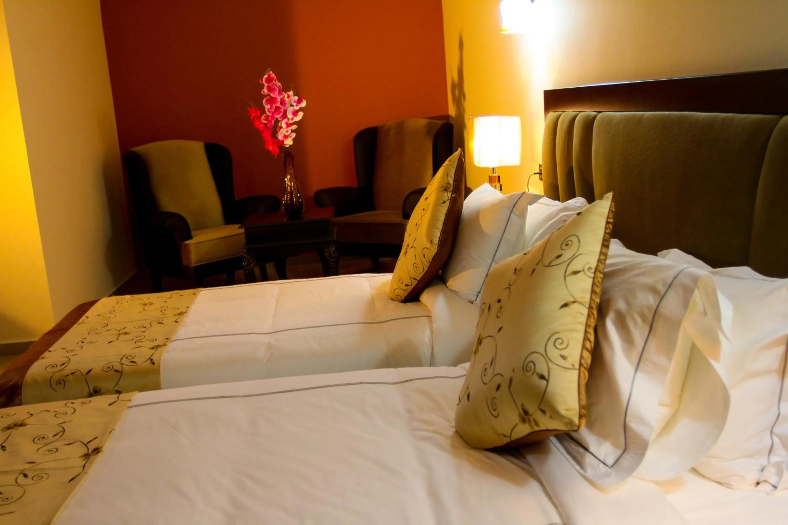 Bedroom, Bed in Queen Plaza Hotel