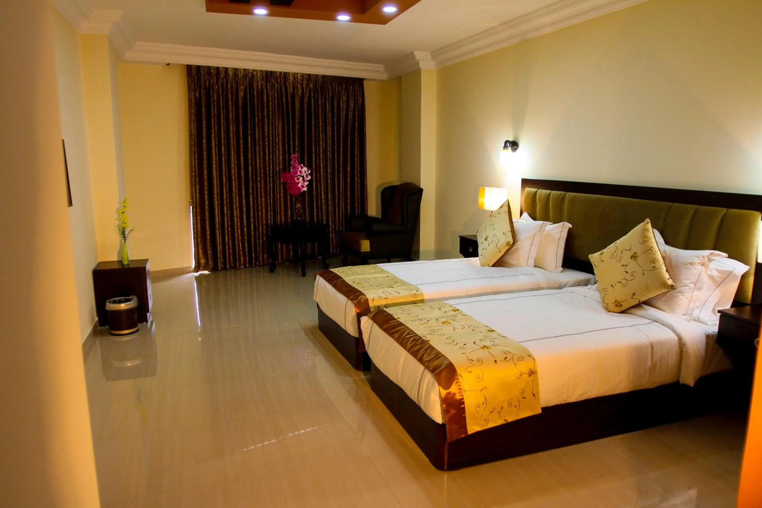 Bedroom, Bed in Queen Plaza Hotel