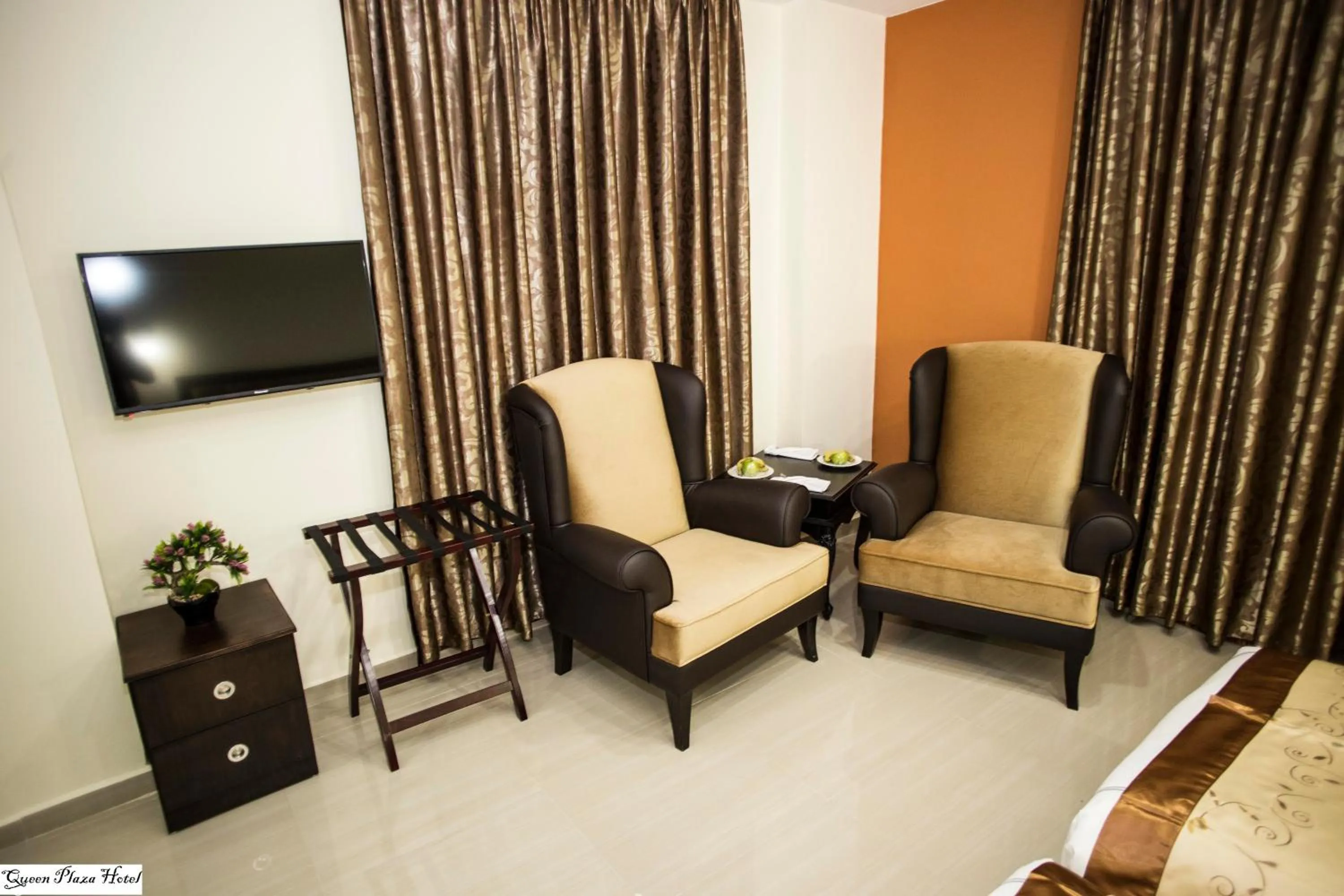 Photo of the whole room in Queen Plaza Hotel