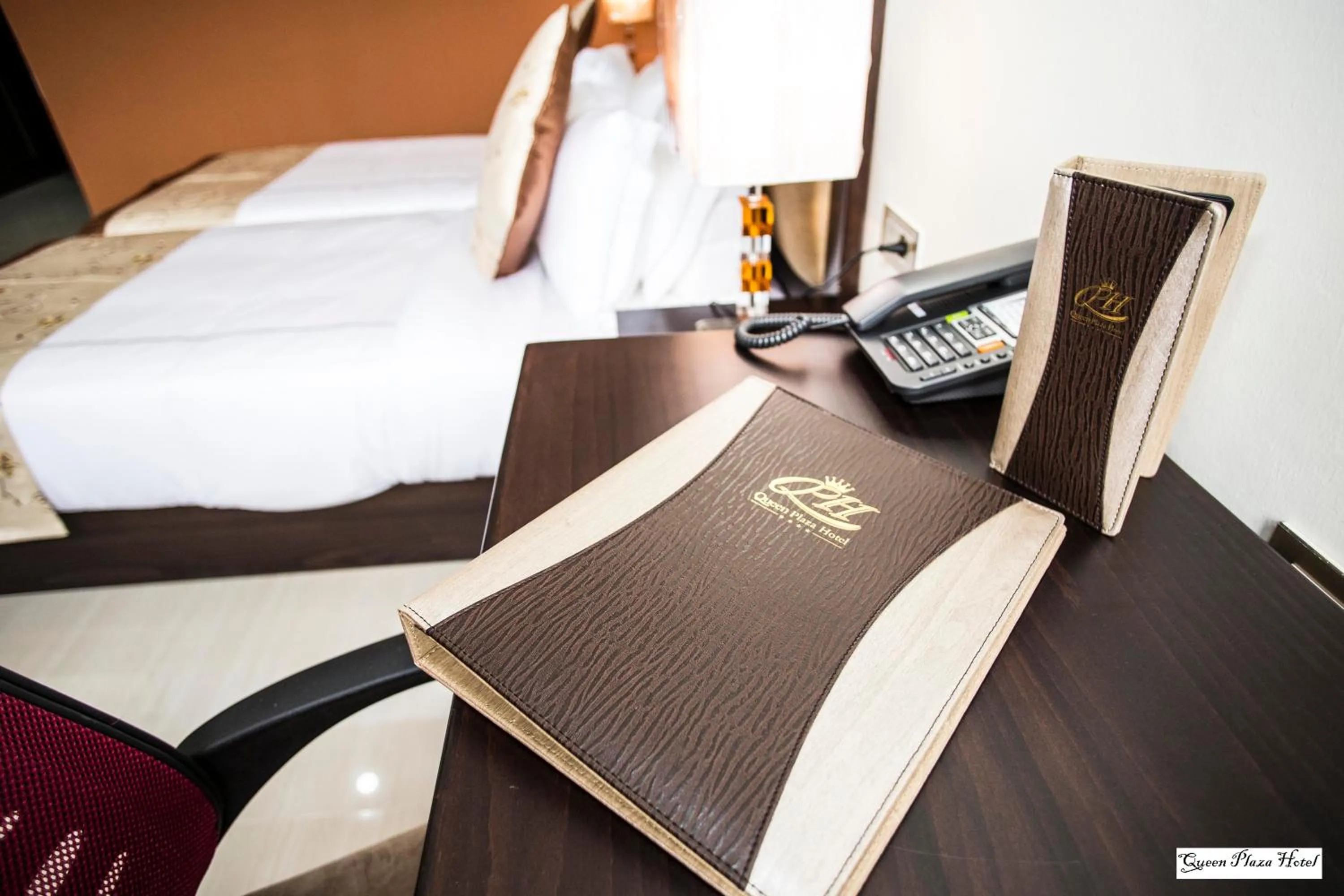 Bedroom, Bed in Queen Plaza Hotel