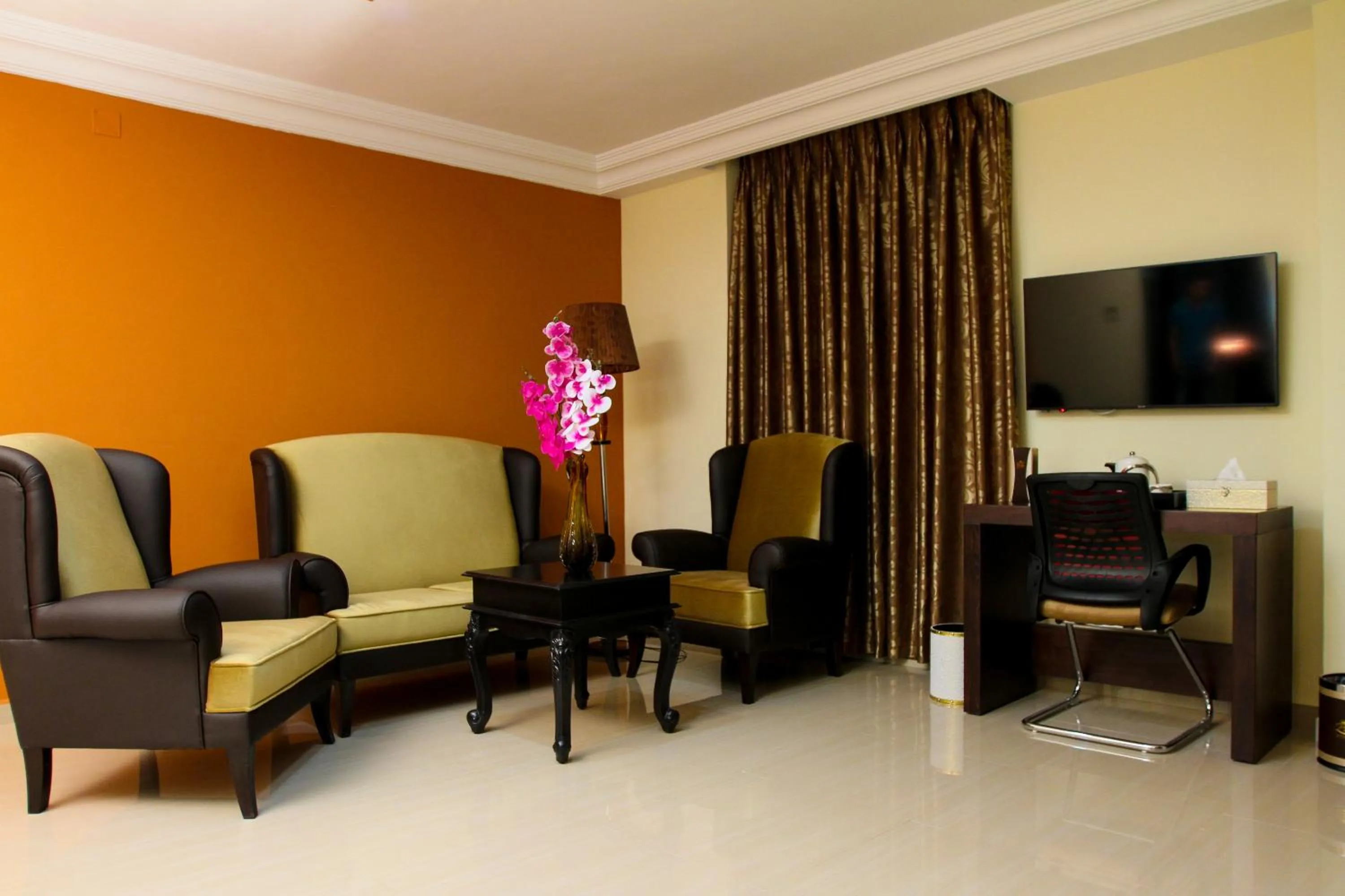 TV and multimedia in Queen Plaza Hotel