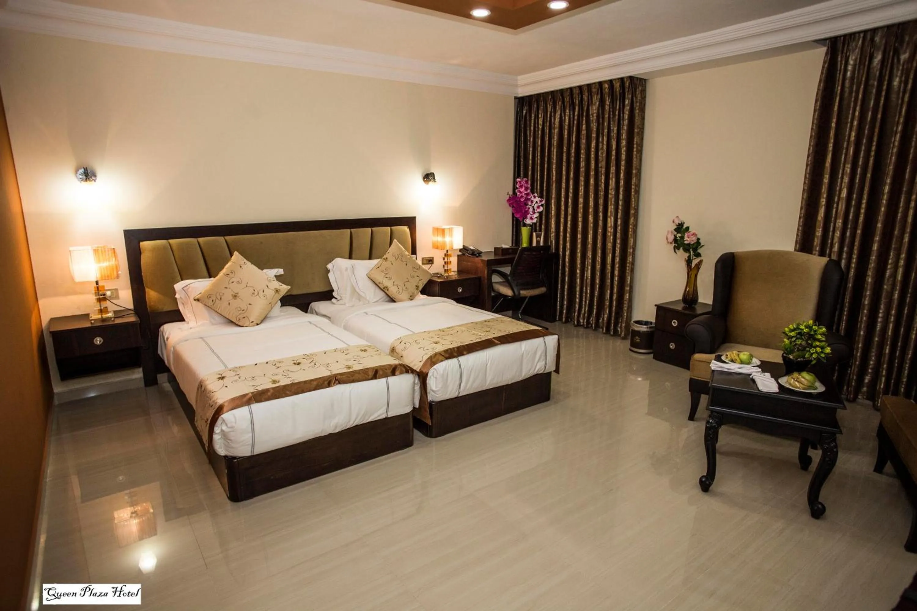 Bedroom, Bed in Queen Plaza Hotel