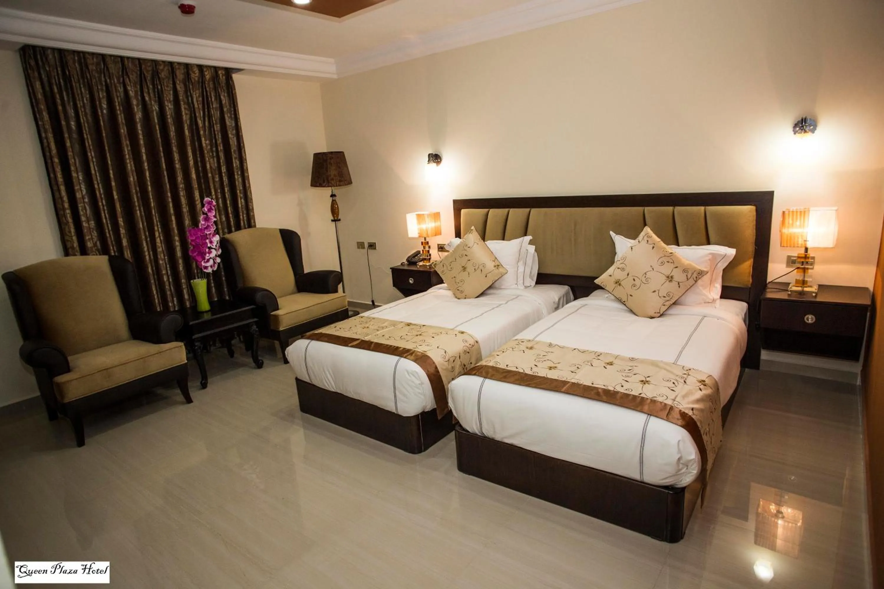 Bedroom, Bed in Queen Plaza Hotel