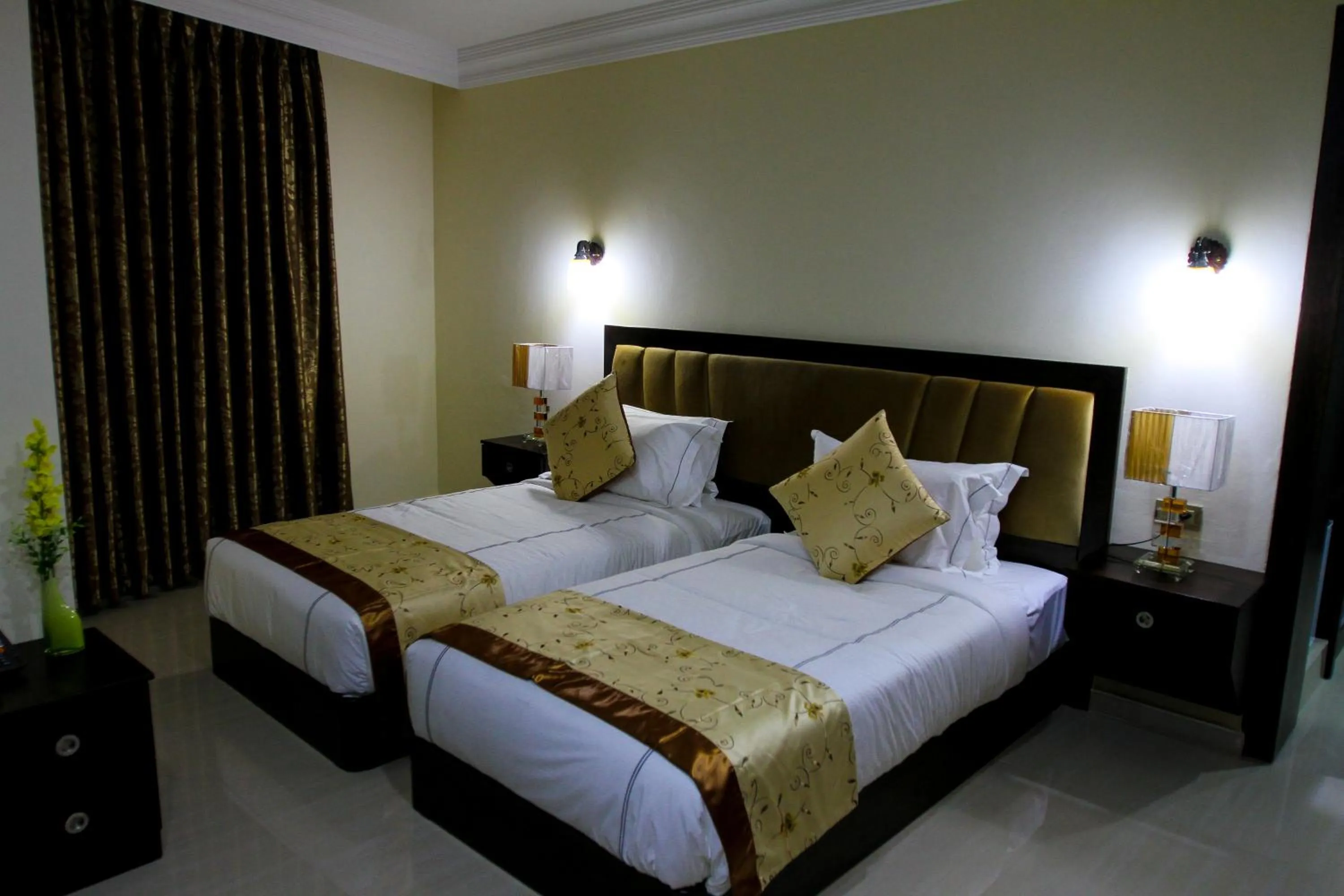 Bedroom, Bed in Queen Plaza Hotel