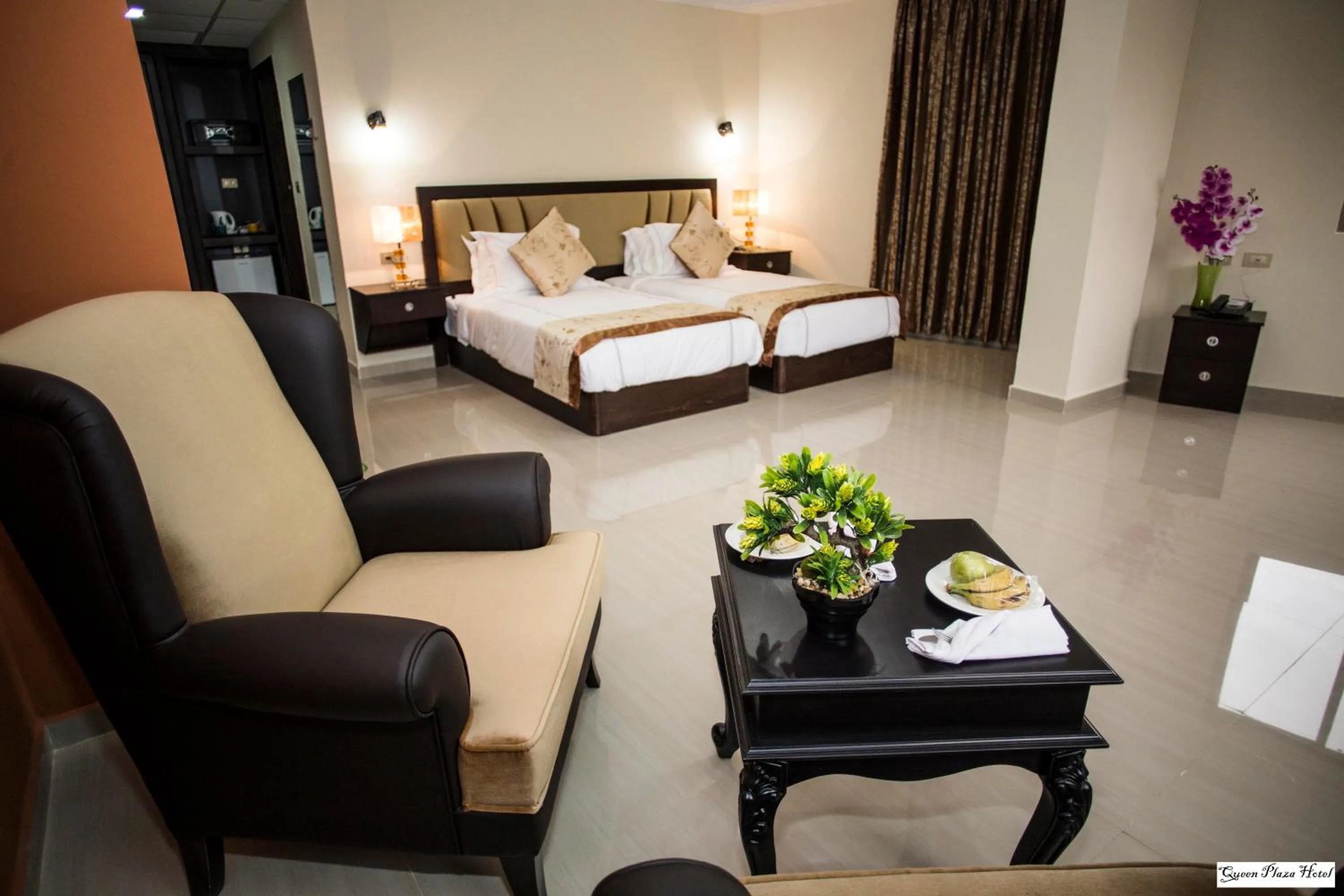 Bedroom, Bed in Queen Plaza Hotel