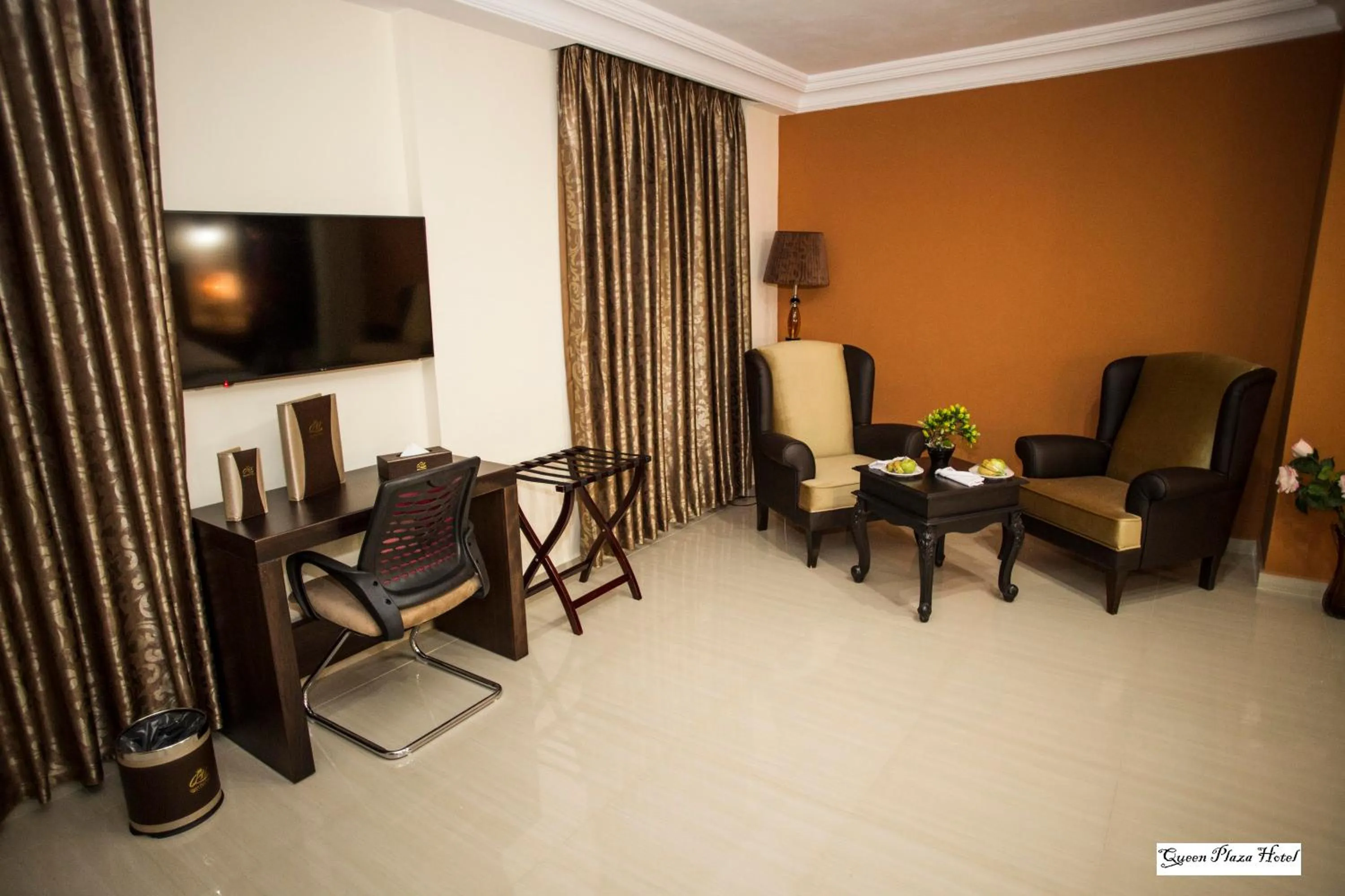 TV and multimedia in Queen Plaza Hotel