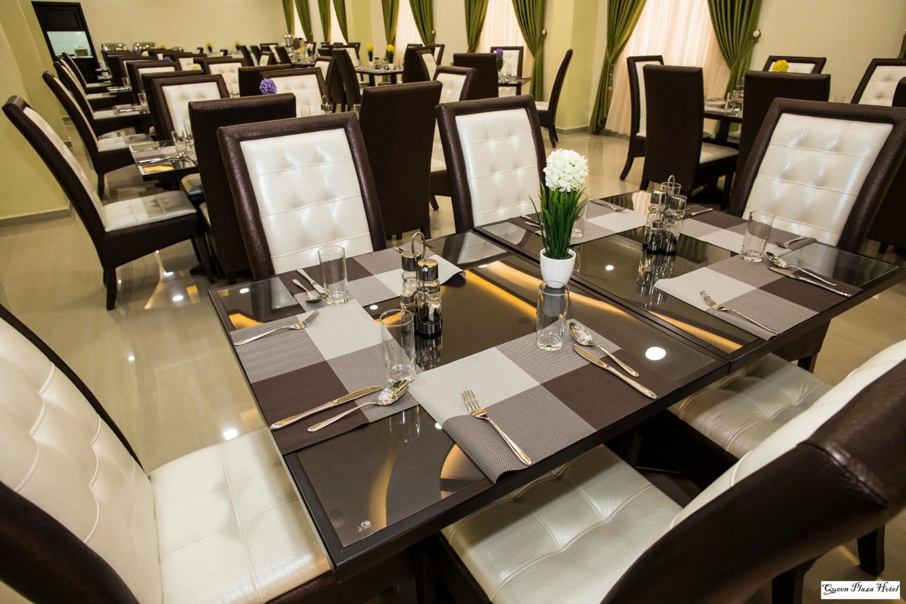 Restaurant/places to eat in Queen Plaza Hotel