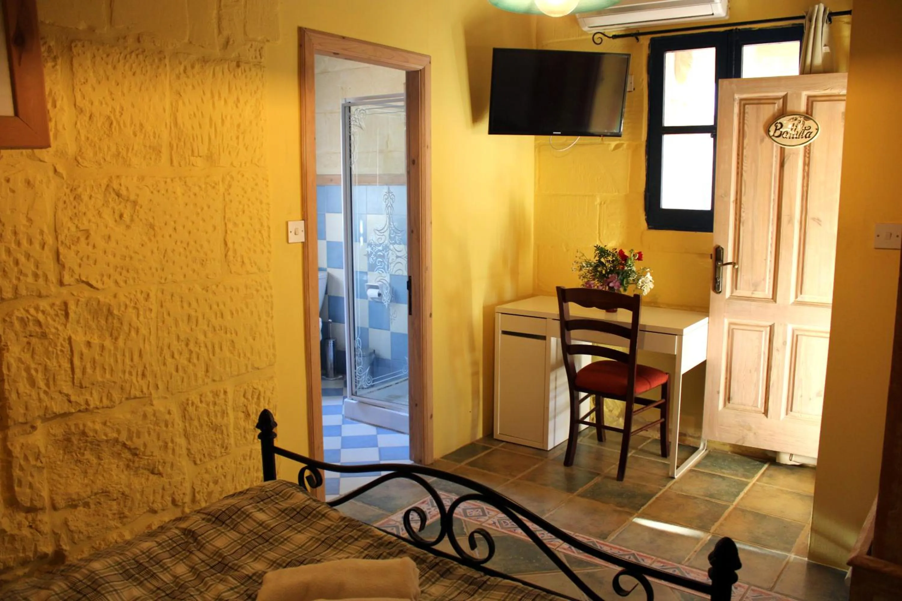 TV and multimedia, Bed in Il-Wileġ Bed & Breakfast