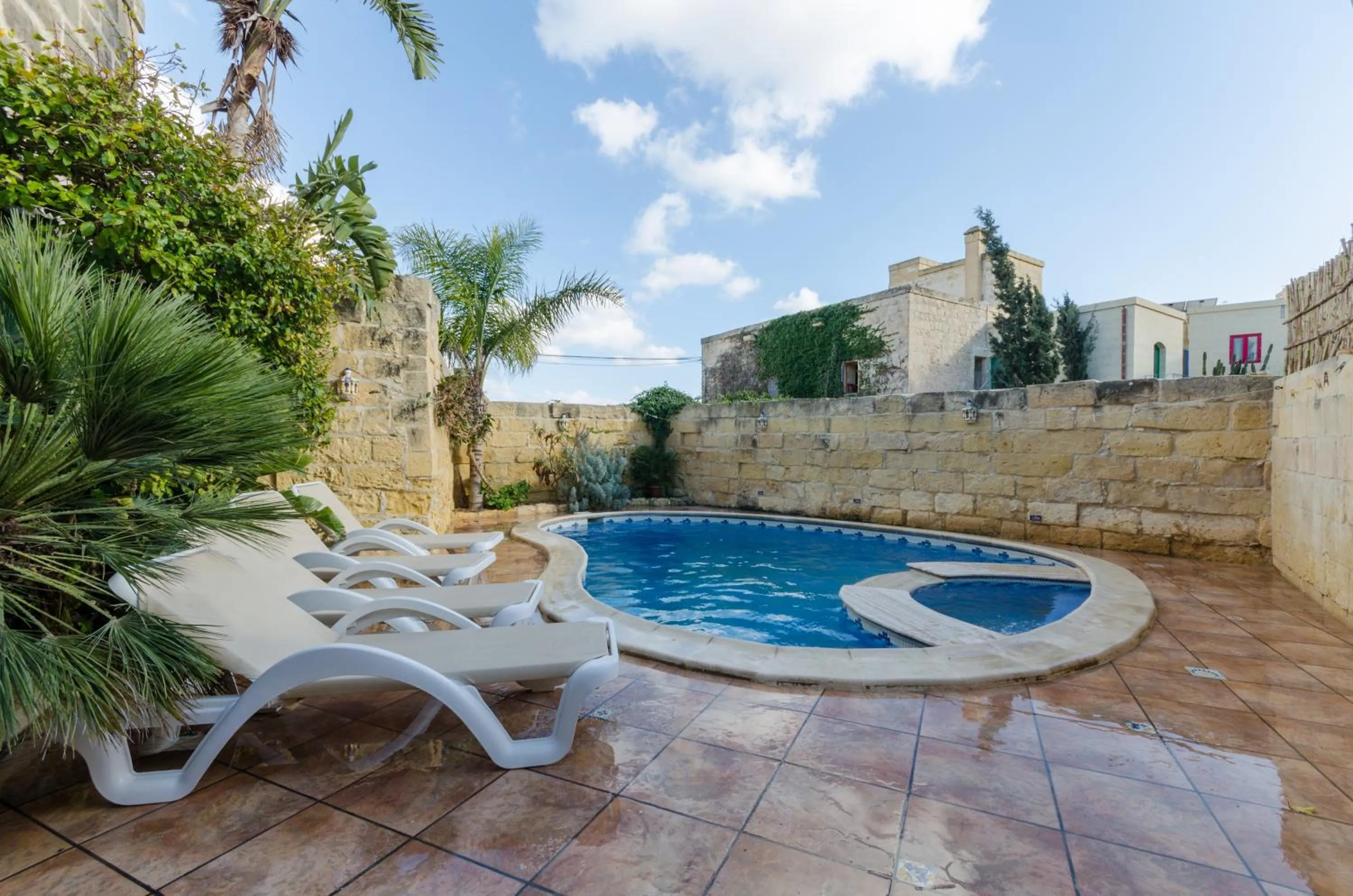 Patio, Swimming Pool in Il-Wileġ Bed & Breakfast