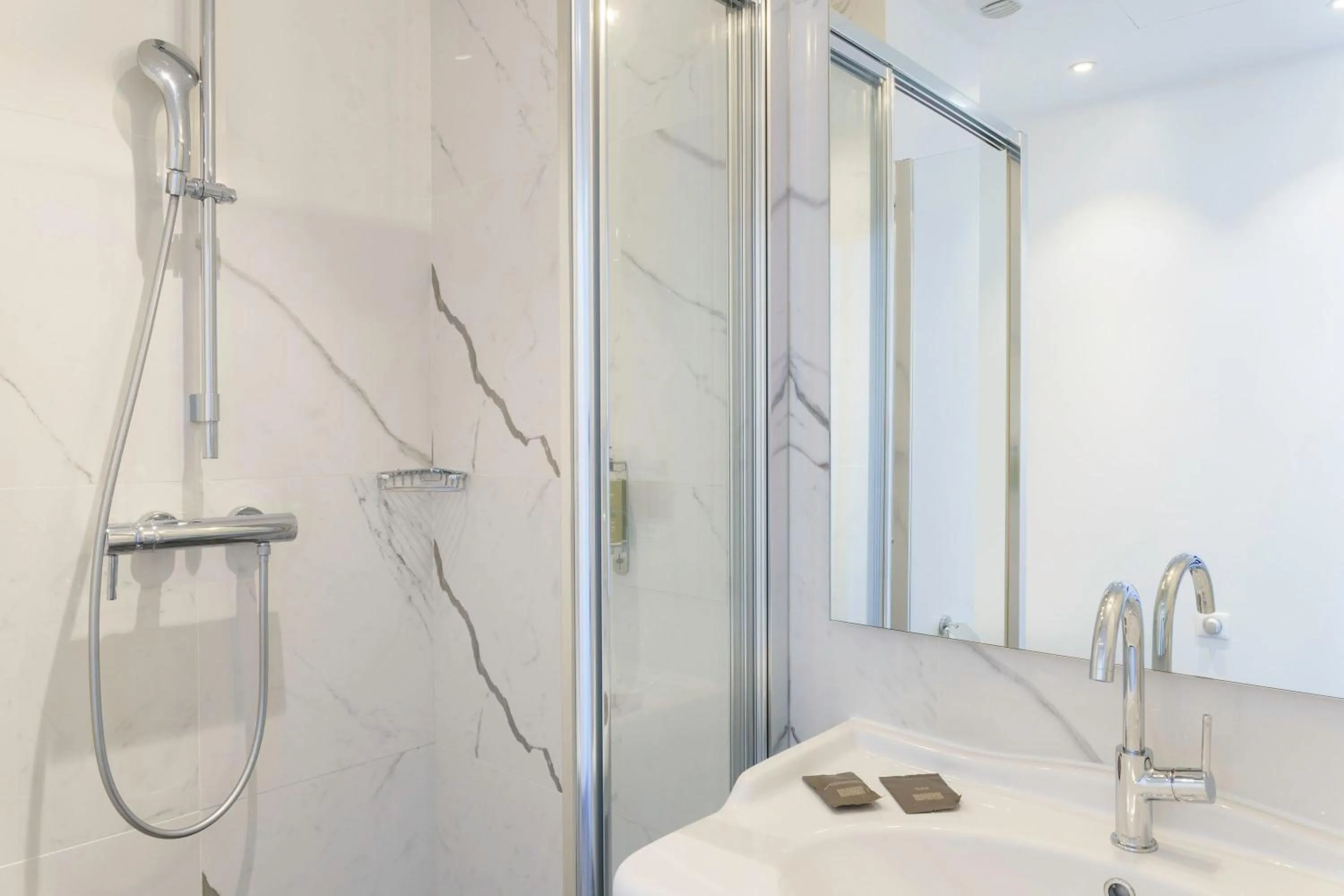 Bathroom in Hotel 34B - Astotel