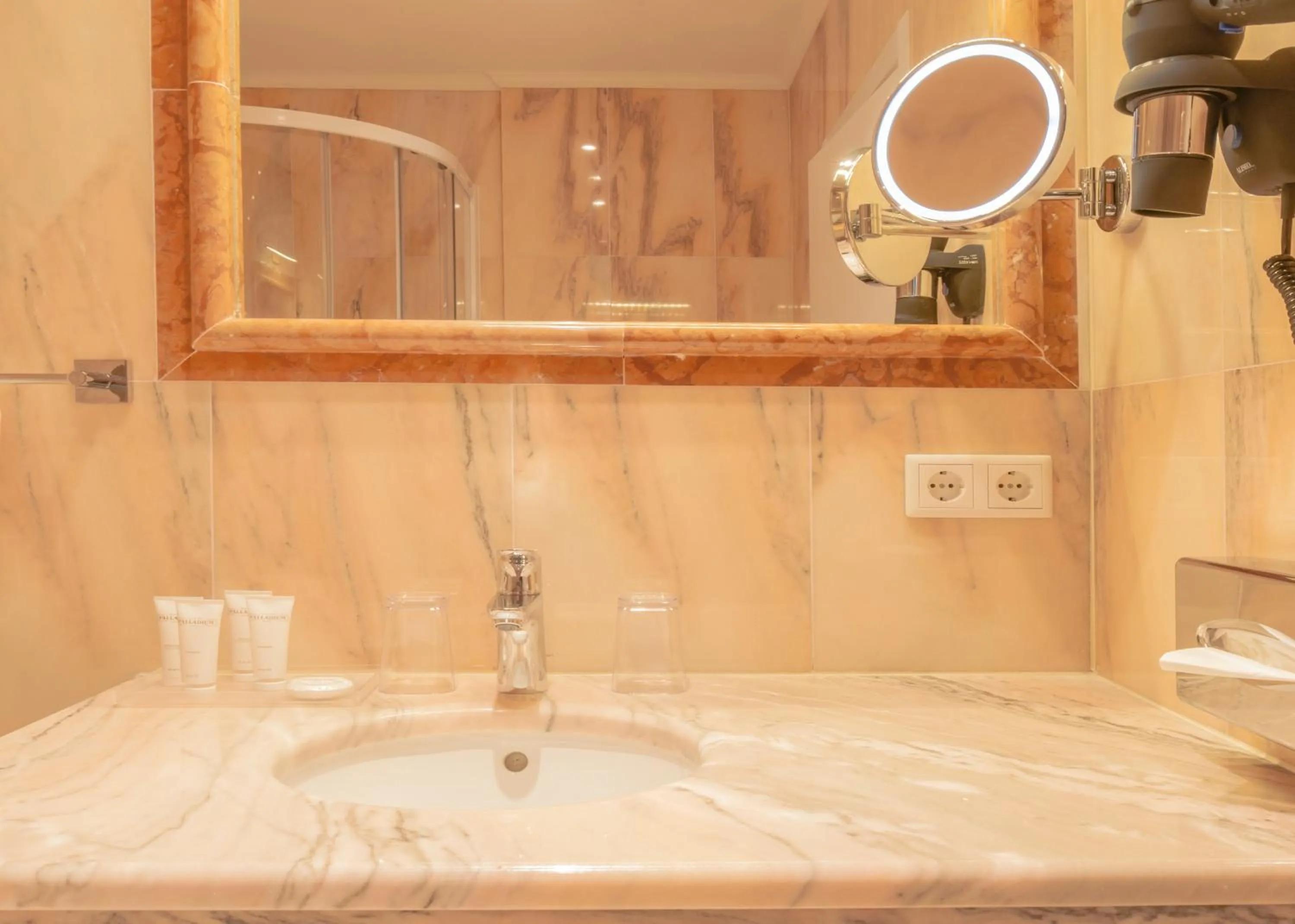 Shower in Grand Hotel Palladium