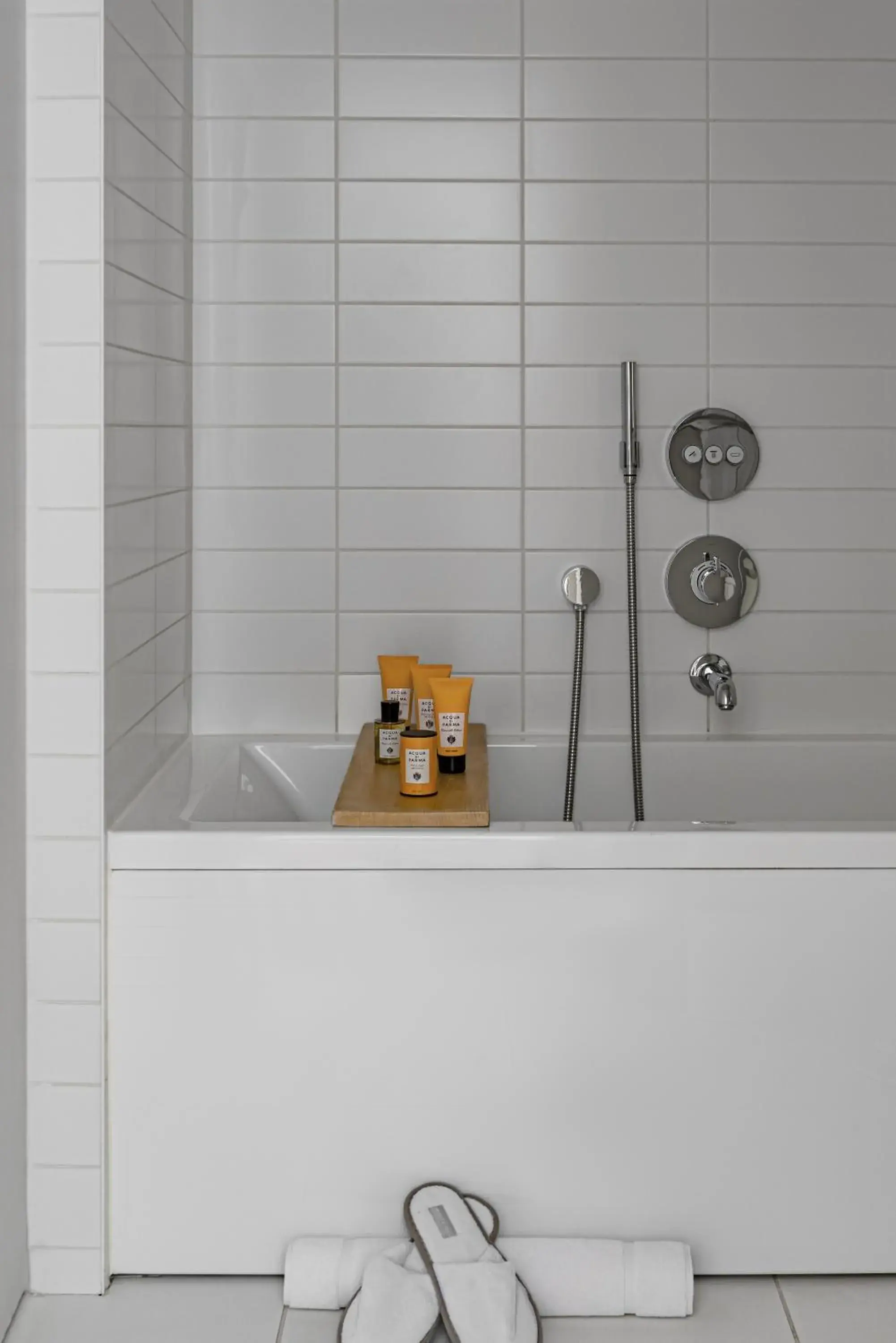 Family Room (4 Adults) in White 1921 Courchevel Family Room (4 Adults) in White 1921 Courchevel