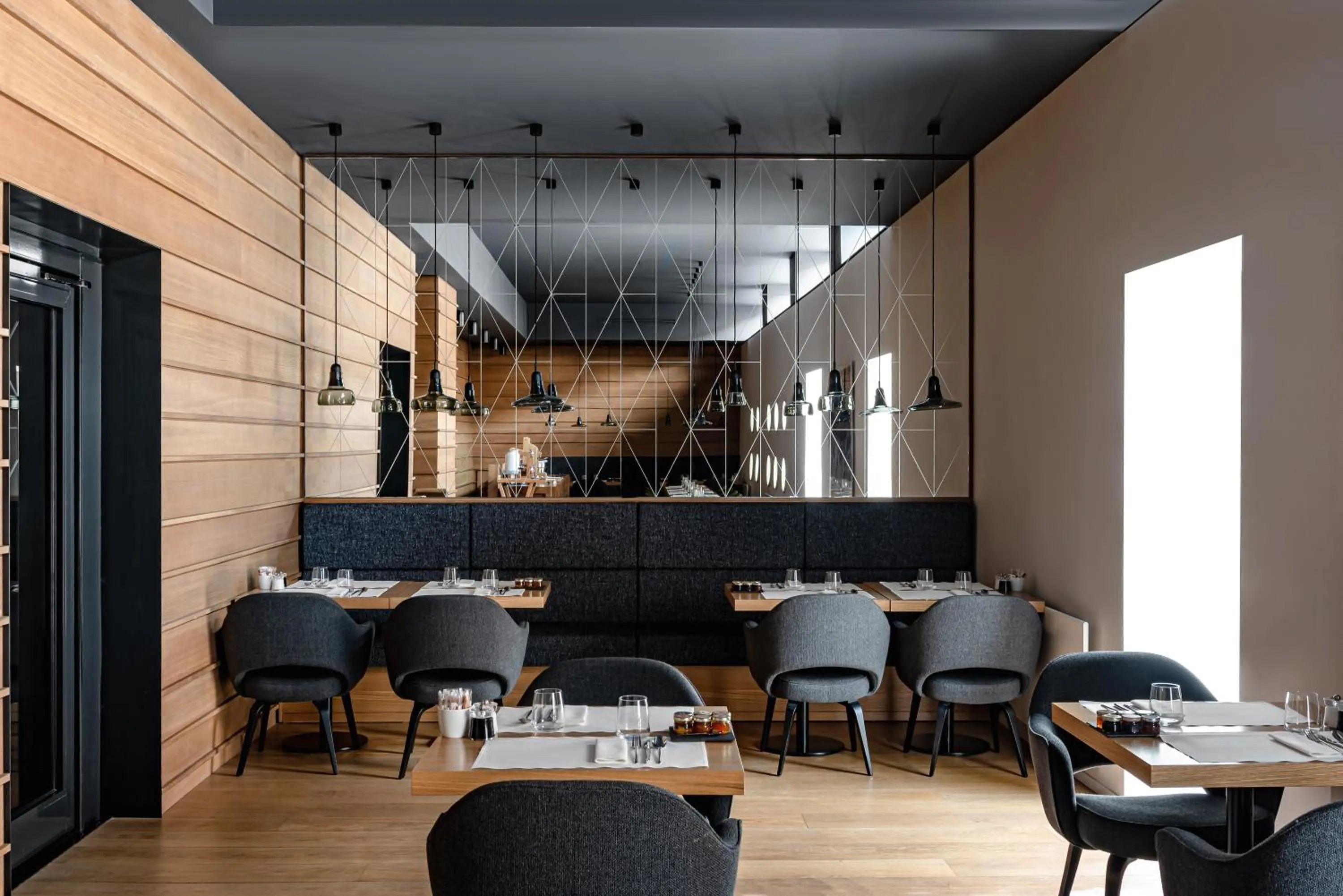 Breakfast in White 1921 Courchevel