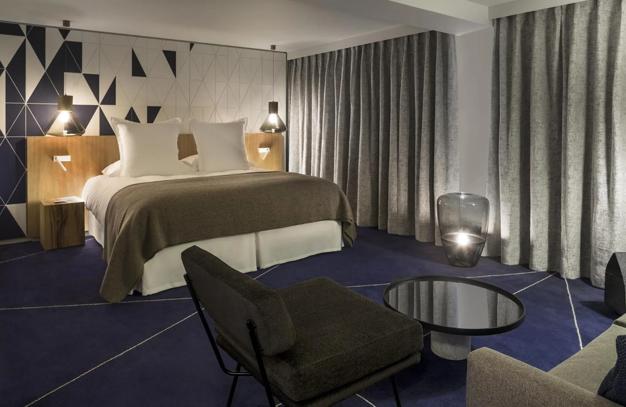 Photo of the whole room, Bed in White 1921 Courchevel