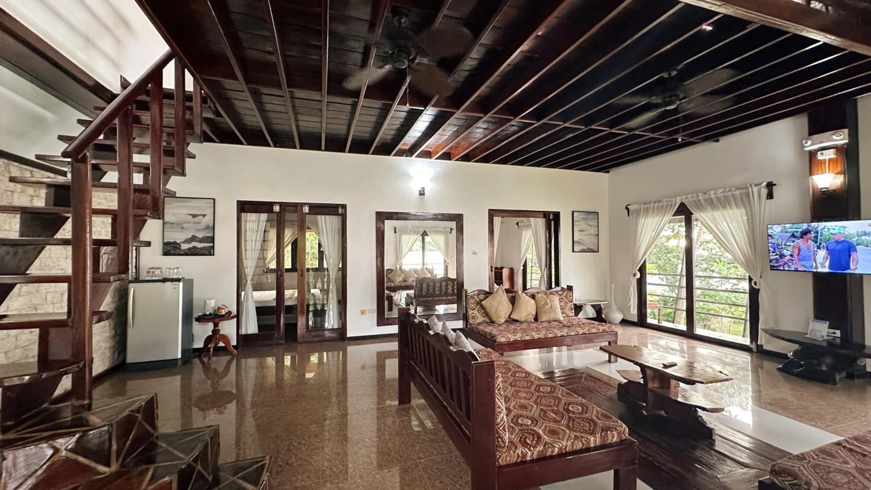 Communal lounge/ TV room in Ocean 101 Beach Resort