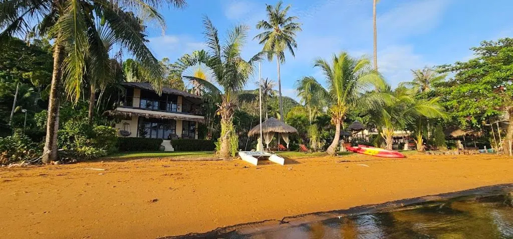 Property building in Amber Sands Beach Resort