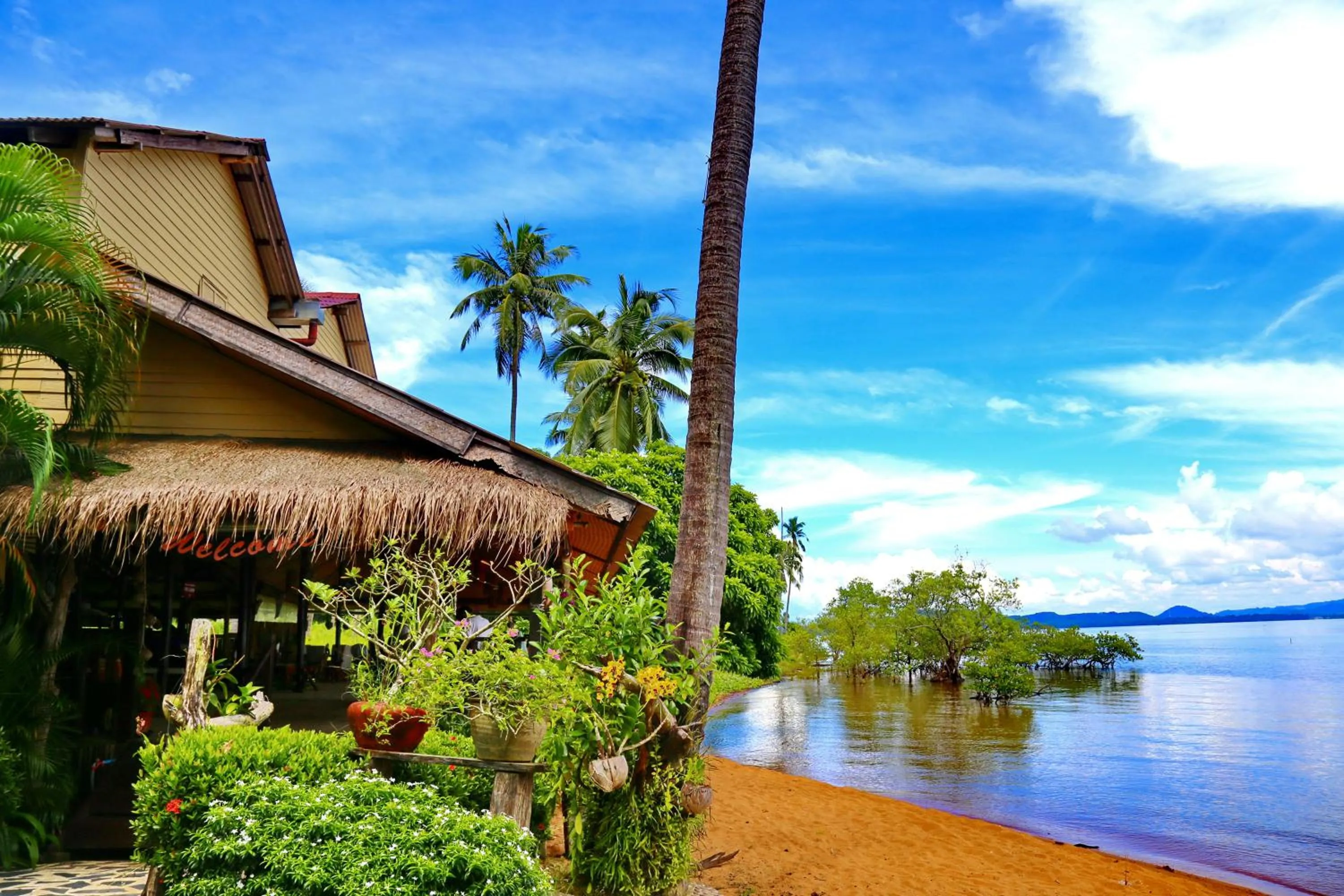 Lounge or bar in Amber Sands Beach Resort