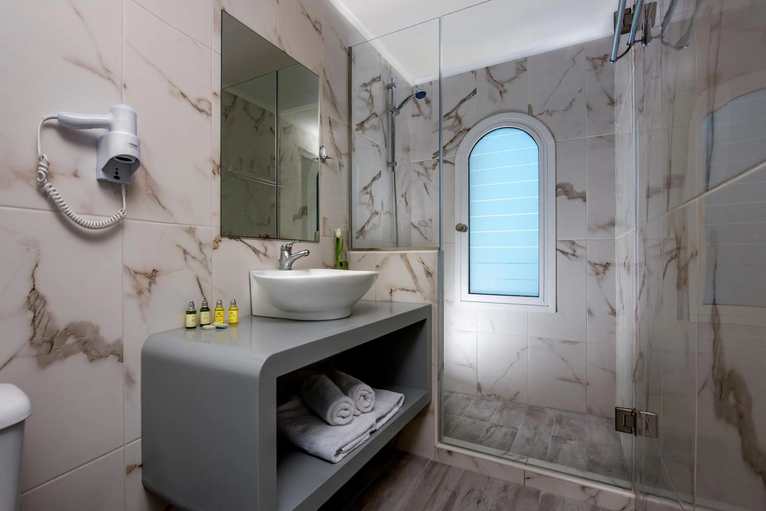 Bathroom in Coral Hotel - Hotelia Hospitality Group